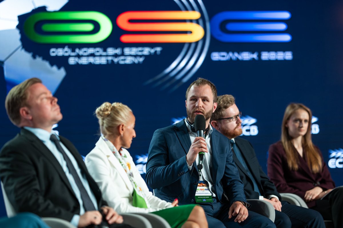 ECBPL's tweet photo. #OSEGDAŃSKS2026 | 𝗕𝗲𝘇𝗽𝗶𝗲𝗰𝘇𝗲ń𝘀𝘁𝘄𝗼 𝗲𝗻𝗲𝗿𝗴𝗲𝘁𝘆𝗰𝘇𝗻𝗲 𝗘𝘂𝗿𝗼𝗽𝘆 – 𝗿𝗲𝘄𝗶𝘇𝗷𝗮 𝗲𝘂𝗿𝗼𝗽𝗲𝗷𝘀𝗸𝗶𝗲𝗷 𝗽𝗼𝗹𝗶𝘁𝘆𝗸𝗶 𝗲𝗻𝗲𝗿𝗴𝗲𝘁𝘆𝗰𝘇𝗻𝗲𝗷. W debacie rozpoczynającej I dzień Szczytu wzięli udział: https://t.co/KvG1da01TH
