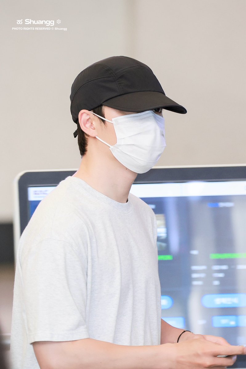 EXOGlobal's tweet photo. [PREVIEW] 260601 #DOHKYUNGSOO #KAI @ GMP Airport heading to Japan for <EXO PLANET #6 - EXhOrizon> Concert Tour in Osaka✈️🇯🇵
cr. Shuangg1225, Wkai0114

#EXO #엑소 @weareoneEXO https://t.co/vvmnd5B0Ou