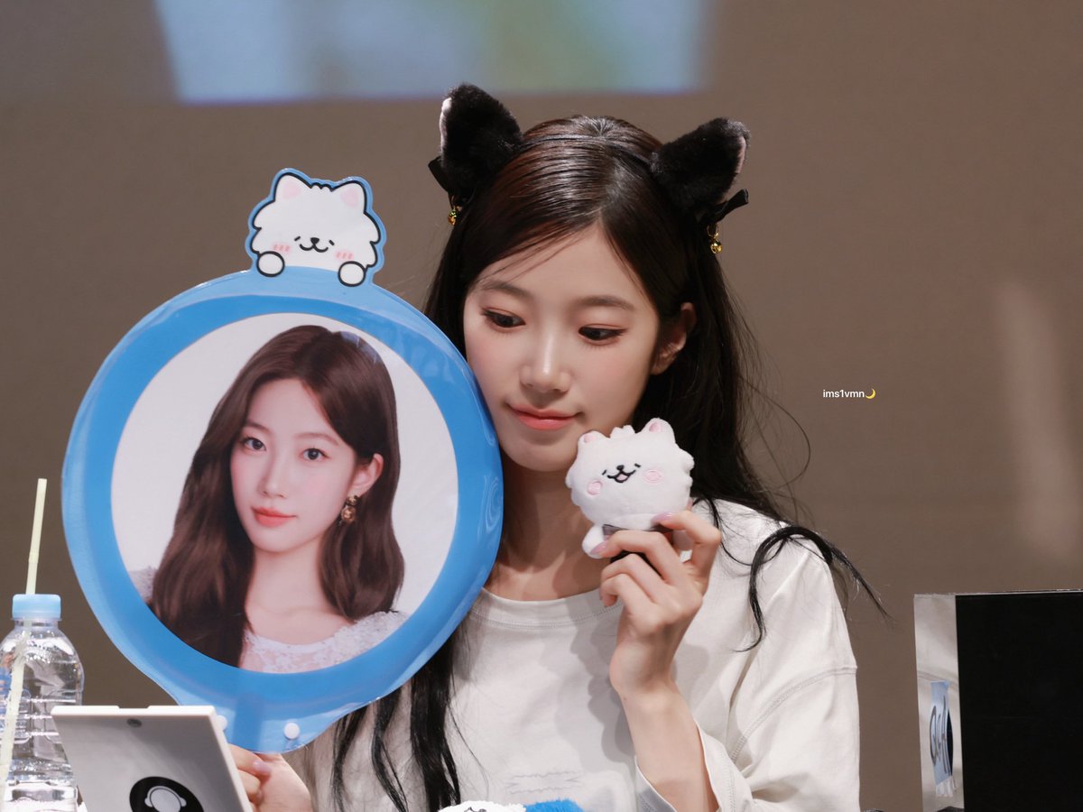 ims1vmn's tweet photo. 260531 | br fansign
cutie🤍

#LE_SSERAFIM #르세라핌 #KAZUHA #카즈하 #カズハ https://t.co/PyFrMeSjIN