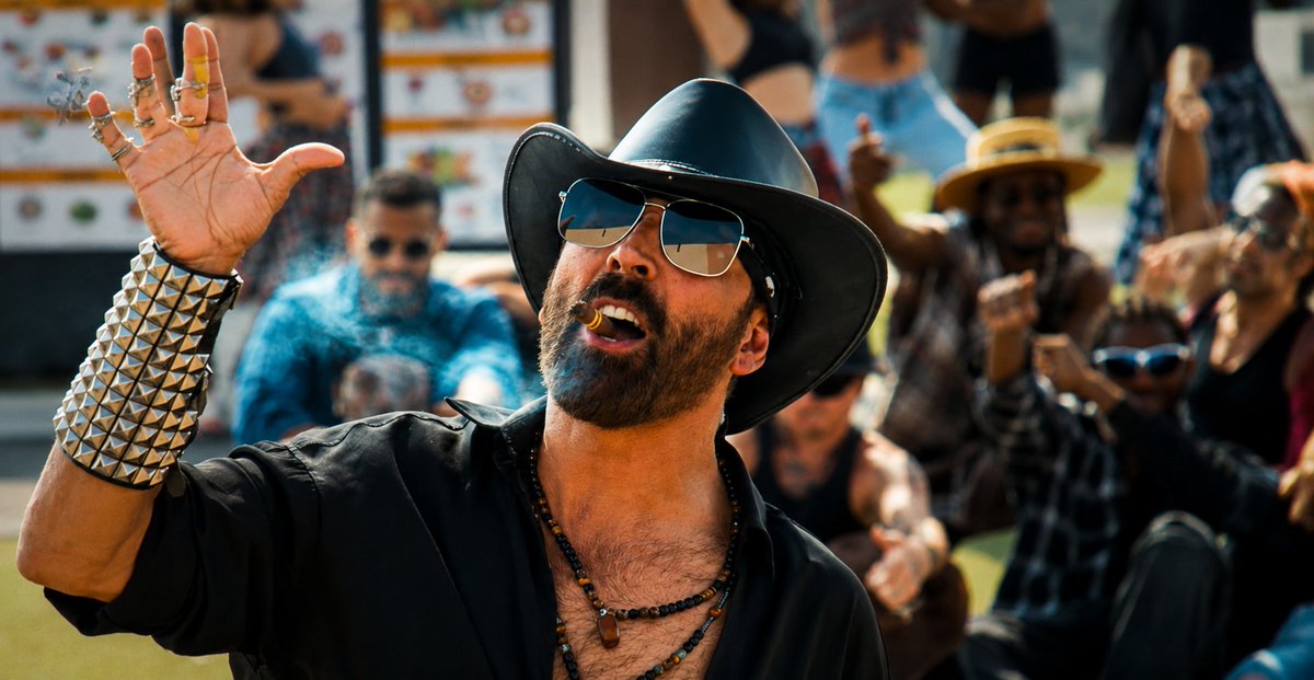 akkisonu3's tweet photo. akshay kumar smoking cigar looking so badass https://t.co/k12dlZo1JC