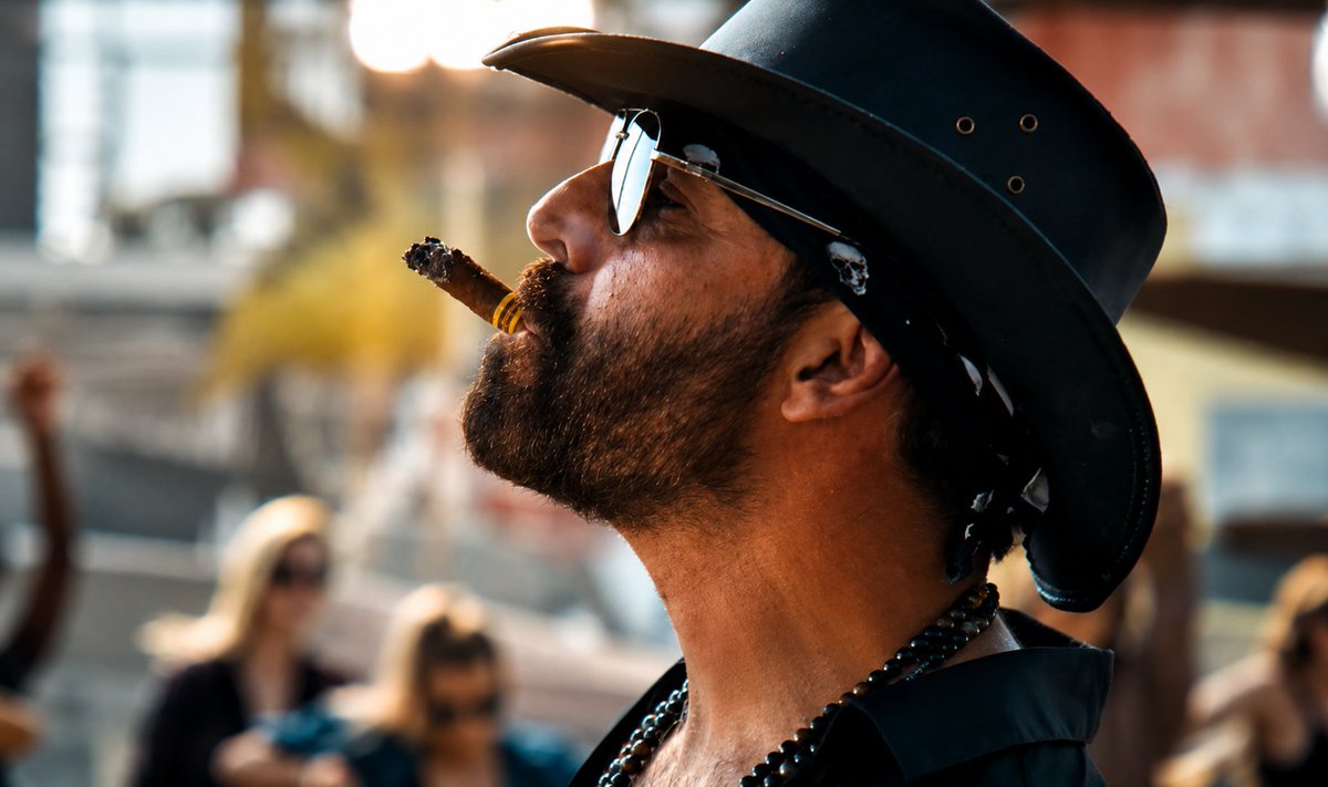 akkisonu3's tweet photo. akshay kumar smoking cigar looking so badass https://t.co/k12dlZo1JC