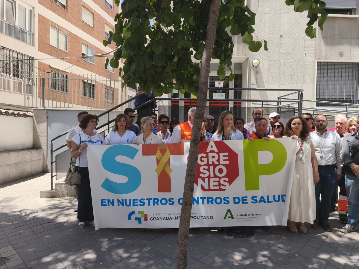 UGT_Granada's tweet photo. #UGT, en la concentración de repulsa por la agresión a un profesional sanitario en el centro de salud de Gran Capitán de #Granada

+ info 👉https://t.co/exUeN71kSa https://t.co/53ETpX7RqE