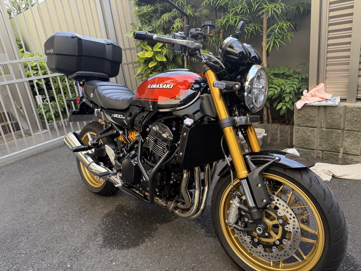 TCl250's tweet photo. 洗車しました
なんかエキパイに変な跡がある https://t.co/QHxa183FxG