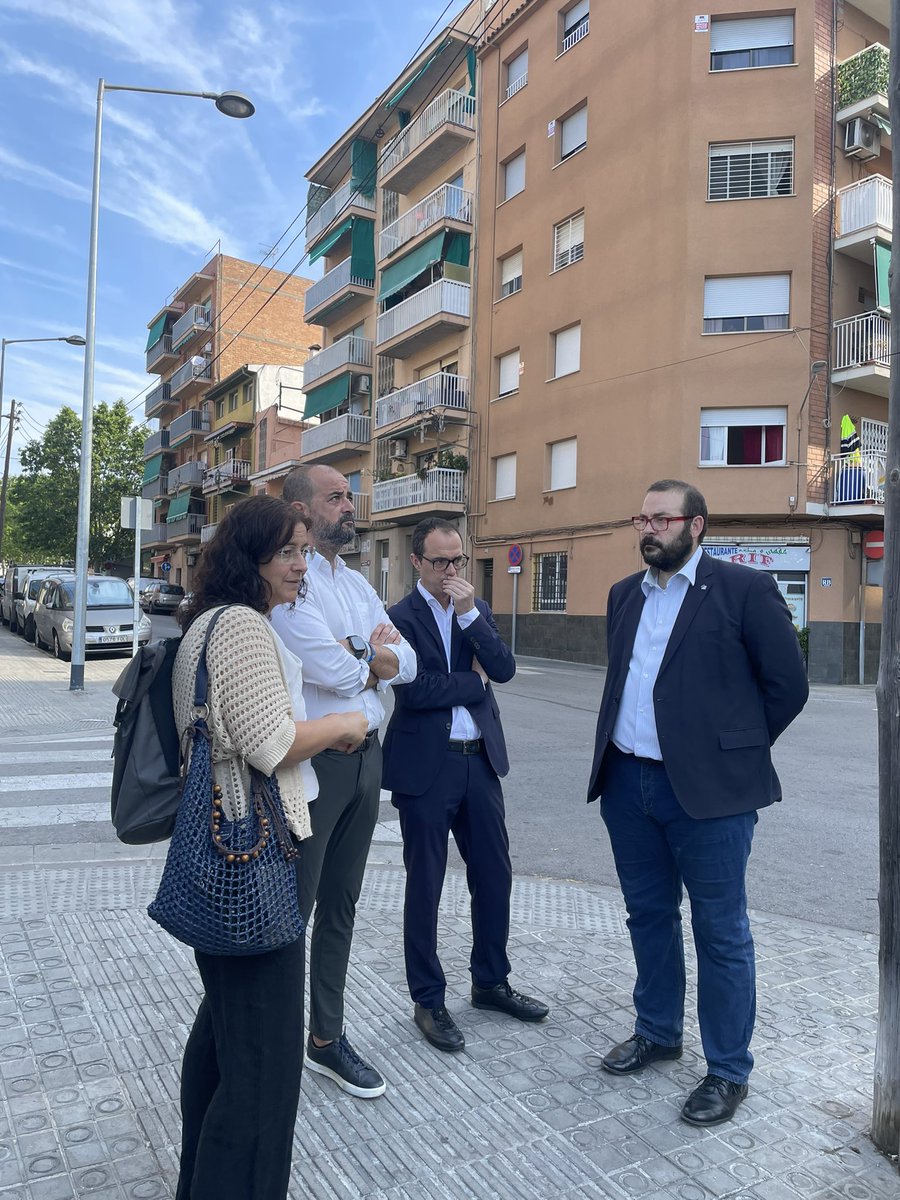 matarocat's tweet photo. ♻️Presentació dels nous contenidors oberts de recollida de residus per renovar els existents

🆕Model metàl·lic antivandàlic
➕capacitat 
 
Es comencen a instal·lar 250 contenidors a 50 àrees de recollida, i aquest any es compraran 250 més https://t.co/weRSWs2LcA