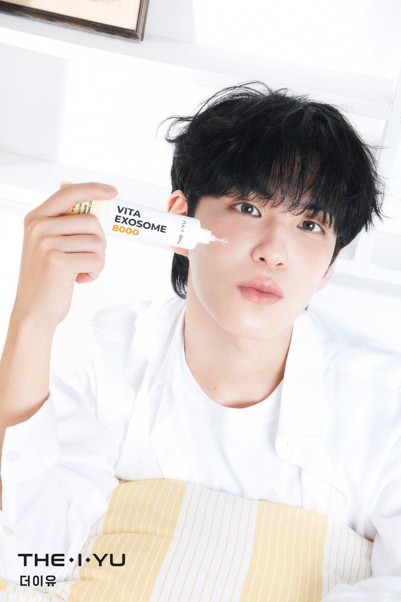 theiyu_kr's tweet photo. 쨍한 햇빛, 갑자기 쏟아지는 비, 
실내에선 에어컨 때문에 속당김까지…

오락가락 날씨에 피부가 칙칙해지고 있다면?🥲 
더이유로 생기 광채 충전하구 가 💛🤍

더이유 독자 개발 성분 '비타 엑소좀 8000™'으로
광채와 수분을 꽉 잠궈주는 #광채잠금수분크림 
쫀쫀한 수분감에 광채 표현까지 더해주는 #광채리셋미스트

🔗 지금 프로필 링크에서 만나보세요!

#더이유 #THEIYU #원필 #wonpil