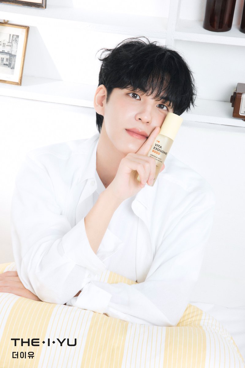 theiyu_kr's tweet photo. 쨍한 햇빛, 갑자기 쏟아지는 비, 
실내에선 에어컨 때문에 속당김까지…

오락가락 날씨에 피부가 칙칙해지고 있다면?🥲 
더이유로 생기 광채 충전하구 가 💛🤍

더이유 독자 개발 성분 '비타 엑소좀 8000™'으로
광채와 수분을 꽉 잠궈주는 #광채잠금수분크림 
쫀쫀한 수분감에 광채 표현까지 더해주는 #광채리셋미스트

🔗 지금 프로필 링크에서 만나보세요!

#더이유 #THEIYU #원필 #wonpil