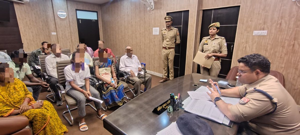 DCP_South's tweet photo. @DCP_South @AmitKAnandIPS द्वारा अपने कार्यालय पर जनसुनवाई कर शिकायतकर्ताओं की समस्याओं को सुनकर उनके त्वरित व गुणवत्तापूर्ण निस्तारण हेतु सम्बन्धित को आवश्यक कार्यवाई हेतु निर्देशित किया गया।

#Lkopolice_On_Duty 
@Uppolice @lkopolice https://t.co/ZtdRkBUIsM