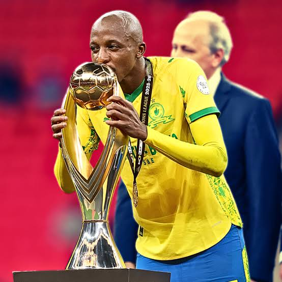 TaPhuras's tweet photo. Ngithe mina, show me any South African player kissing a CAFCL Trophy or you can explain bcz no one kisses that trophy with rust. 🤣🤣

I will wait. https://t.co/AHib8f1lRi