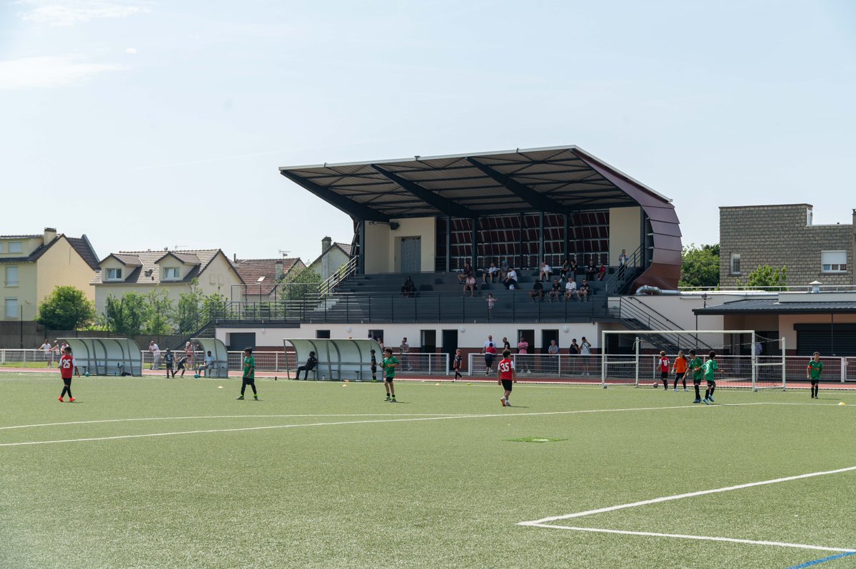 valdoise's tweet photo. #Sport
🏟️ #Inauguration de la tribune du stade Léo Lagrange à #Arnouville 
➡️ Le Département du #Valdoise a investi près de 520 000 euros dans la réhabilitation et l’extension de la tribune du stade Léo Lagrange et des locaux attenants à Arnouville, dans le cadre du Fonds Val d’Oise Territoires.

✅ Cette opération a permis la modernisation des gradins, de l’espace de convivialité, des accès au site et des locaux utilisés par les associations sportives. Une extension de 70 m² a également été réalisée afin d’améliorer les conditions d’accueil des clubs, des établissements scolaires et de l’ensemble des usagers.

🚴‍♂️ Un investissement concret pour offrir aux sportifs, aux associations et aux scolaires des équipements plus modernes, accessibles et adaptés à leurs besoins.

📸 Laura Innocente