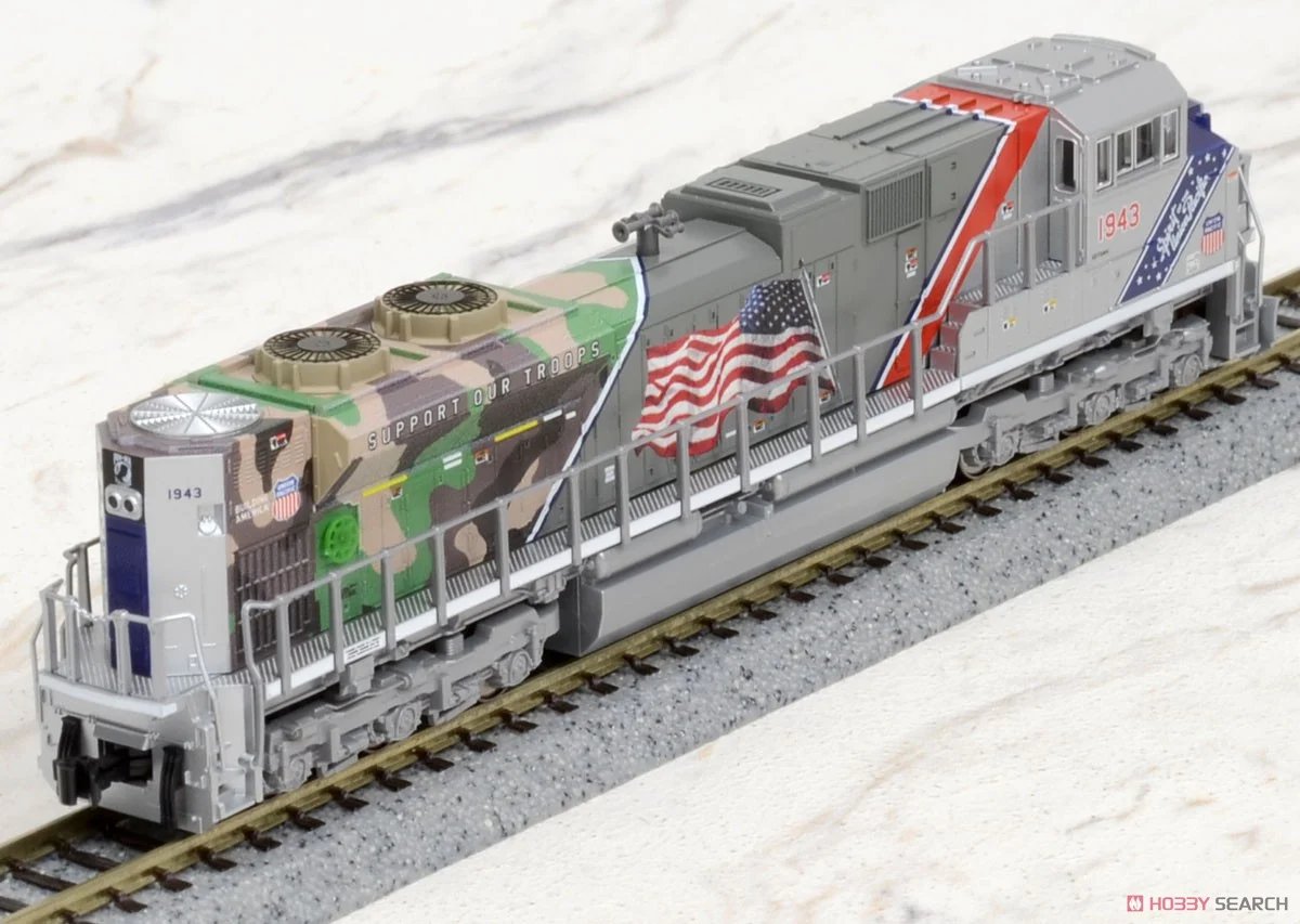 hobbysearch_mt's tweet photo. 【在庫少量】
#KATOUSA #Nゲージ #鉄道模型
EMD SD70ACe Nose Headlight Union Pacific (UP) #1943 `The Spirit`
https://t.co/gMvPxS19Nv
2017年にユニオンパシフィック社創業155周年を記念して施された特別塗装機で、アメリカ軍とその退役者への敬意を表したものです。
アメリカ空軍正規の銀色である「エアフォースシルバー」を基調としたデザインで、前面のロゴ、 側面の星条旗など、アメリカ形ファン、ユニオンパシフィックファンのみならず、ミリタリーファンの方にもおススメの機関車です。