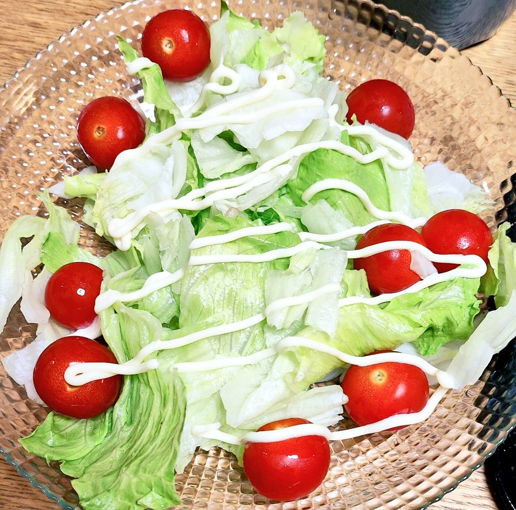 ginhoe2019's tweet photo. 金曜日の晩ごはんは、唐揚げ🍱とたこ焼き買ってきちゃいましたー☺️
タルタルソースの唐揚げと、アツアツのたこ焼きがめっちゃ美味しかったよー😋
#晩ごはん
#唐揚げ弁当
#たこ焼き
#サラダ https://t.co/6ZAP1YEy6s