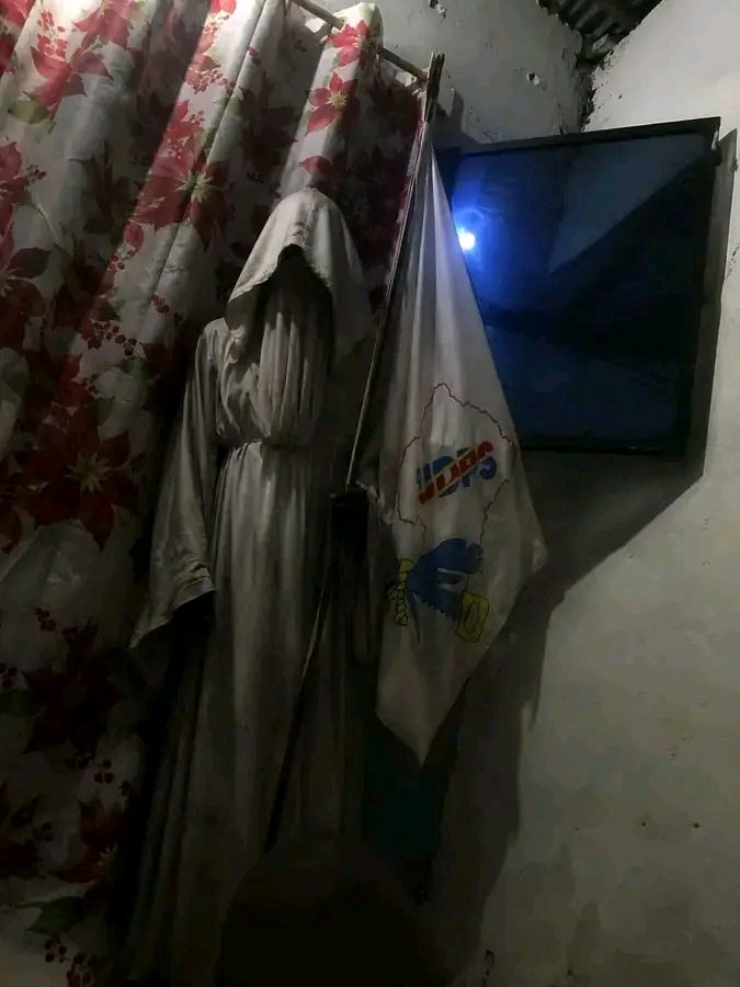 KONDETUTI1's tweet photo. Drapeaux ekoti ndako 🤣🤣😂😂 https://t.co/E1s7Mp5fYL