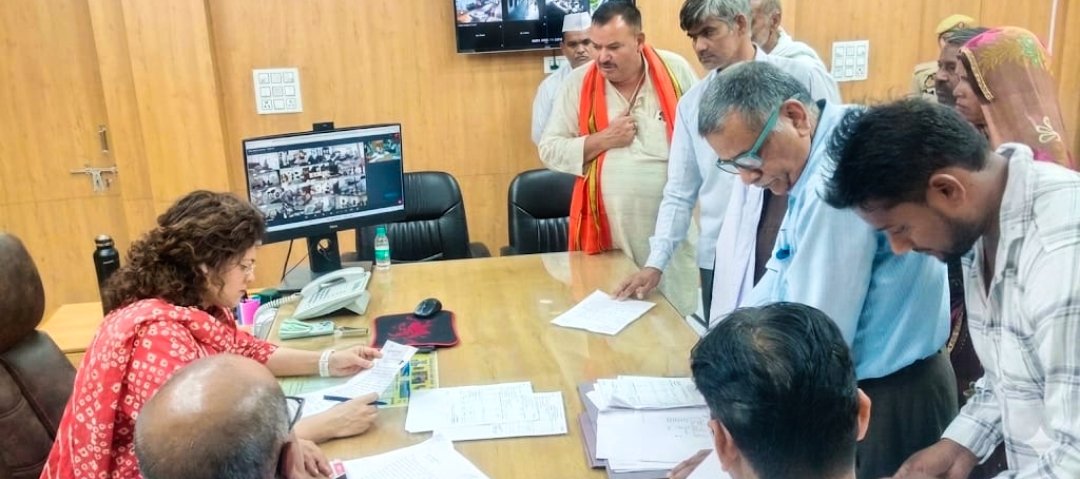 DMmahoba's tweet photo. #जनता_दर्शन में  जनसामान्य की शिकायतों की सुनवाई कर संबंधित अधिकारियों को त्वरित, समयबद्ध एवं गुणवत्तापूर्ण निस्तारण  करने हेतु निर्देशित किया। भूमि विवाद से संबंधित शिकायतों पर संबंधित अधिकारियों को  पुलिस व राजस्व की संयुक्त टीम बनाकर तत्काल जाँच  कर कार्यवाही करने के निर्देश दिये गए।
@UPGovt  @CMOfficeUP @MoRD_GoI @NagarVikas_UP @UpRuralDev @InfoDeptUP @BoardofRevenue @uppanchayatiraj @Uppolice @mahobapolice @upagriculture @Commbanda1997 @jansunwai_up