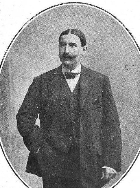 outsidersesp's tweet photo. Retrato del que dio “dos tiros a García Lorca en el culo, por maricón”.

Conocemos la imagen de Juan Luis Trescastro, el fascista bocazas y fanfarrón que detuvo a García Lorca en casa de los Rosales y prestó su coche para conducirlo a la muerte. Lo desvela el escritor y periodista Gabriel Pozo Felguera en este reportaje, en el que rememora aquellos momentos y ofrece los retratos y perfiles biográficos, algunos, pocos conocidos, de Ramón Ruiz Alonso y Luis García-Alíx, los compañeros de Trescatros cuando fue a por Federico.

A media mañana del 18 de agosto de 1936 un rumor comenzó a extenderse por las calles de Granada. Esa madrugada habían fusilado a Federico García Lorca en el camino de Víznar a Alfacar. Uno de los que lo iban extendiendo era Juan Luis Trescastro Medina; aquel hombre, muy afecto a los sublevados, se jactaba de haber participado del pelotón que asesinó al poeta. Decía, ufano y orgulloso, que había estado en Alfacar fusilando rojos. “Vengo de darle dos tiros a García Lorca en el culo, por maricón”, dijo en bar Jandilla. Lo publicó a voces por aquellos negros días de 1936 y lo siguió repitiendo hasta su muerte, en 1954, como si fuera su principal trofeo de caza.

Juan Luis Trescastro Medina fue uno de los políticos extremistas (de la Confederación Española de Derechas Autónomas, CEDA) que se ofrecieron a ir a casa de la familia Rosales a llevarse detenido al poeta; los otros dos eran Ramón Ruiz Alonso y Luis García-Alíx Fernández. Hasta ahora sólo conocíamos las caras de estos dos últimos, pero no la de Trescastro. Su rostro podemos conocerlo a partir de ahora por una foto de estudio tomada cuando era vicepresidente de la Diputación Provincial de Granada, en el año 1922 (catorce antes del asesinato de Lorca).