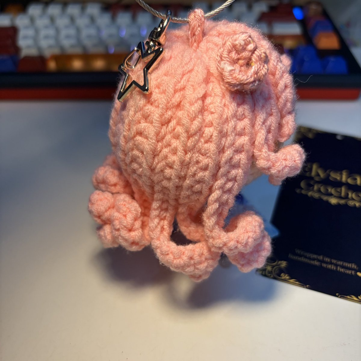 mondayelysia's tweet photo. orderan crochet lagi dari seseorang buat dikirim ke oshinya 🥺✨hayoo tebak ini siapaa 👀🩷 https://t.co/D5YfL0wO4a