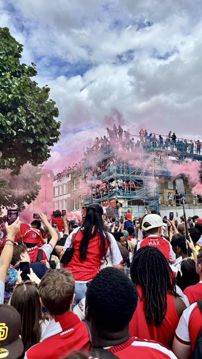 Marshall_Gunner's tweet photo. What it means… je n’oublierai jamais cette journée merci @Arsenal ❤️ https://t.co/iASXEHcaB9