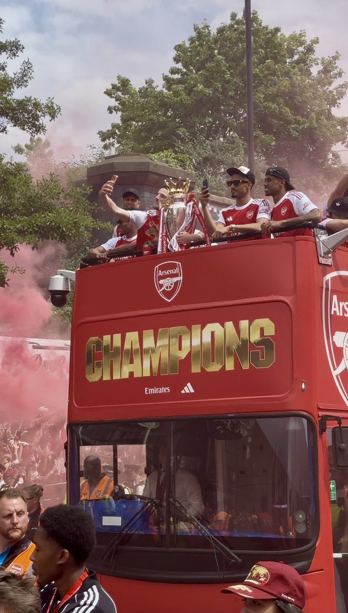 Marshall_Gunner's tweet photo. What it means… je n’oublierai jamais cette journée merci @Arsenal ❤️ https://t.co/iASXEHcaB9