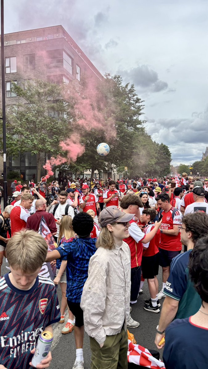 Marshall_Gunner's tweet photo. What it means… je n’oublierai jamais cette journée merci @Arsenal ❤️ https://t.co/iASXEHcaB9