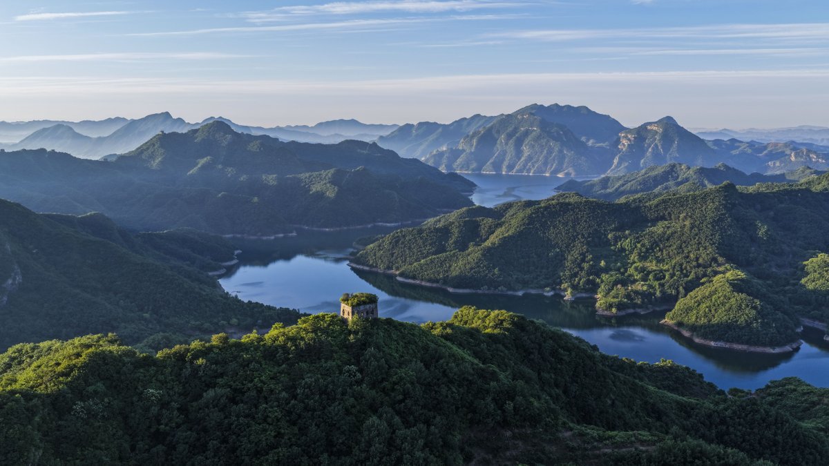 FlyOverChina's tweet photo. Sunrise at the Great Wall in Qianxi, Hebei. 🌅 
This ancient wonder glows with golden light. 
#GreatWall #SunriseViews #DronePhotography #ExploreChina #HistoricBeauty #FlyOverChina https://t.co/hMLR06Wjim
