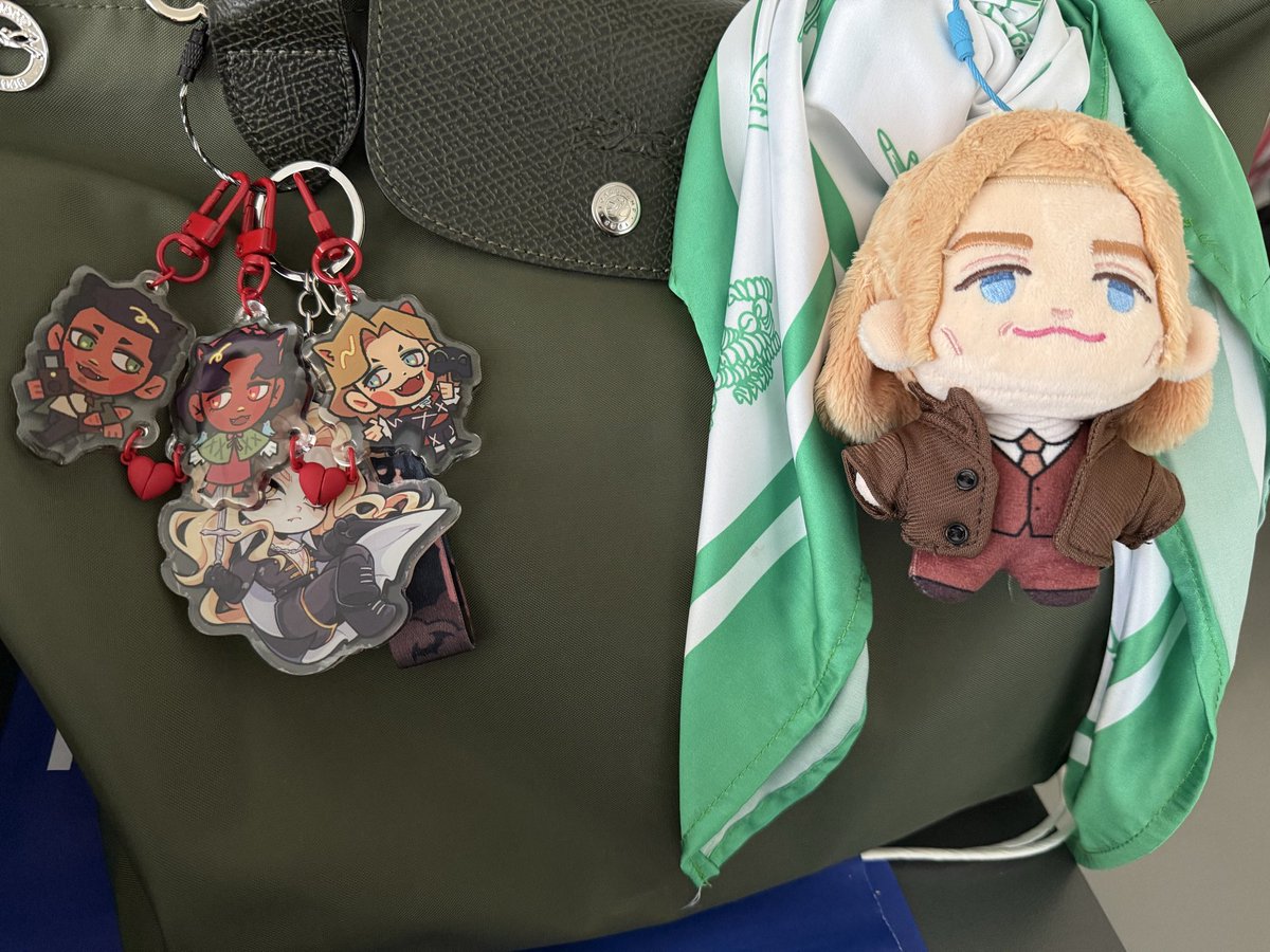 HanaaS_AM5's tweet photo. Look who decided to join me for work this month 🙂‍↕️🖤✨@twee_doodles @docphag https://t.co/CP9AgYwrbE