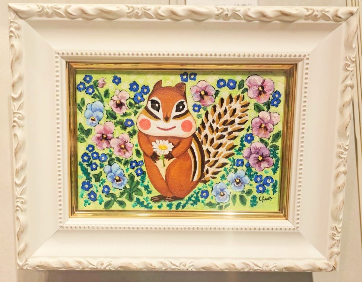 risuhoppe_AS's tweet photo. 会場の作品をご紹介してまいります！遠方の方もスマホギャラリーでお楽しみください🎶
ちさ先生お得意の『りす&amp;お花』の小作品。散りばめられた小花がカラフルで楽しい一枚。
「パンジーの前で待ち合わせ」油彩SM額付 143.000円
お電話での注文が可能です。
名古屋タカシマヤ ☎052 566 8468 https://t.co/OIW74M3SsE