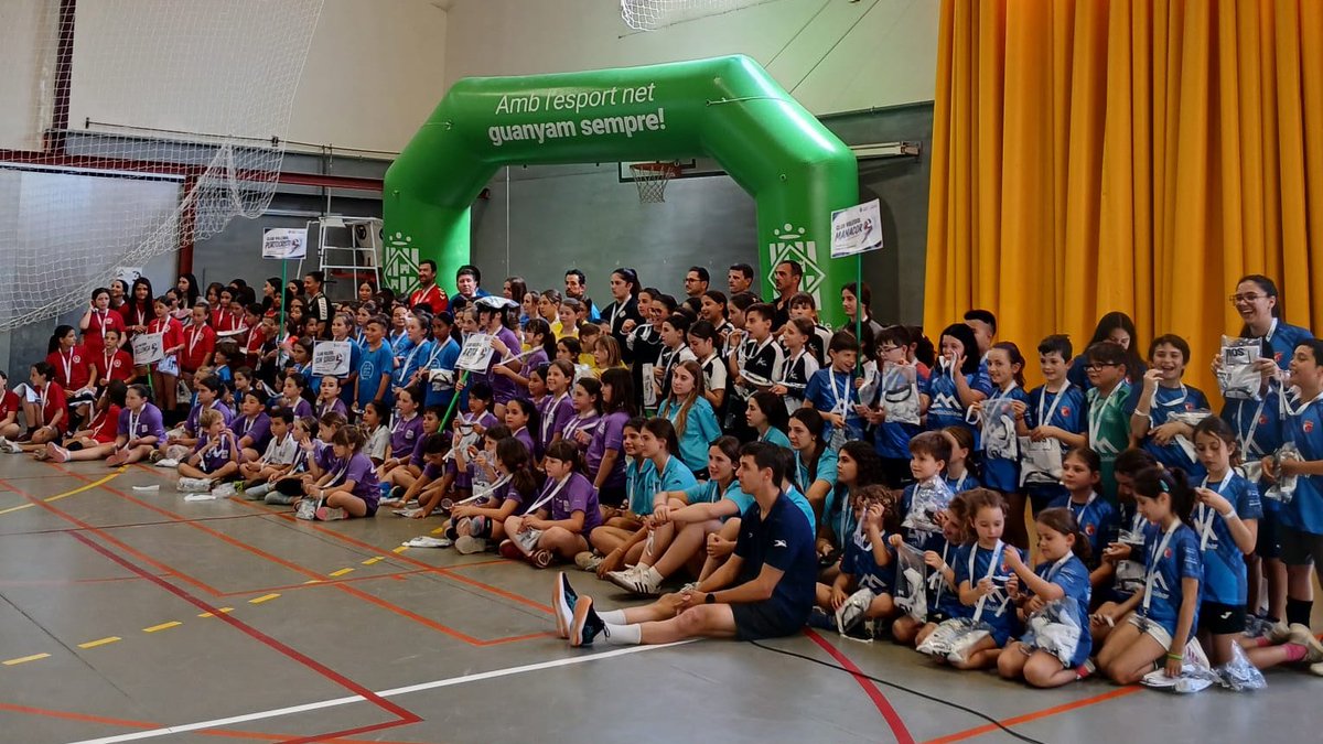 EsportsConsell's tweet photo. 🏐El cap de setmana hem viscut la cloenda de vòlei dels #JocsEsportiusEscolars a #Artà🧒200 infants han participat en aquest tancament del curs 2025-26 d'aquesta activitat del @ConselldeMca

🫂Agraïm la cessió de les instal·lacions a l’Ajuntament Artà i al Club Vòlei Artà. https://t.co/v28xXYq4jB