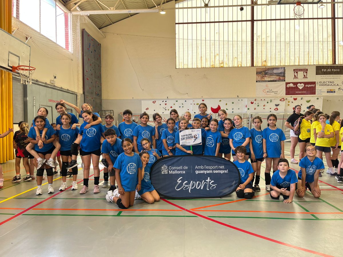 EsportsConsell's tweet photo. 🏐El cap de setmana hem viscut la cloenda de vòlei dels #JocsEsportiusEscolars a #Artà🧒200 infants han participat en aquest tancament del curs 2025-26 d'aquesta activitat del @ConselldeMca

🫂Agraïm la cessió de les instal·lacions a l’Ajuntament Artà i al Club Vòlei Artà. https://t.co/v28xXYq4jB
