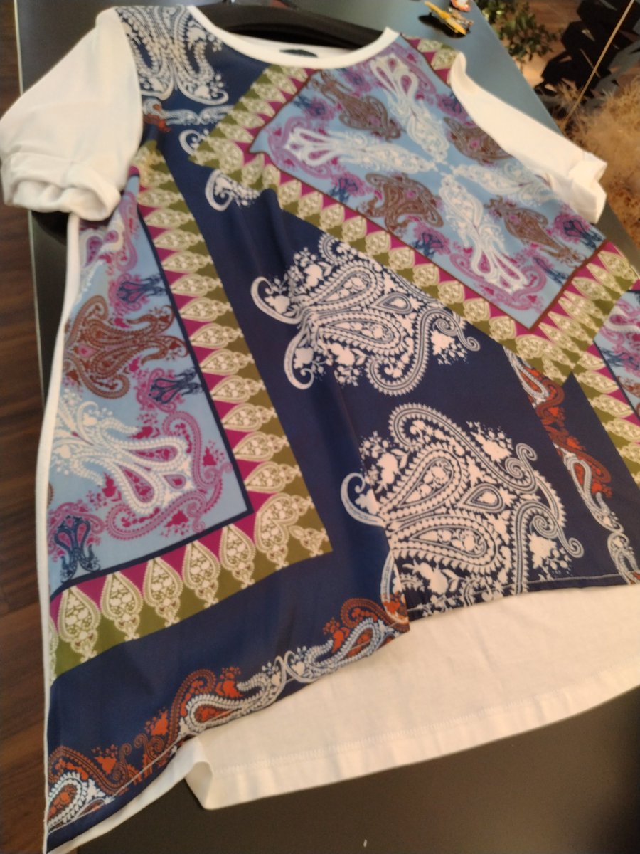 parcelmayumi's tweet photo. SURRI  made in italy🇮🇹
トップス
スカーフ柄のような華やかな
前身ごろと
後ろ身頃にストレッチ素材を使った生地がカジュアルダウンしすぎず
程よくお洒落な1枚

#イタリアブランド
#インポートトップス
#イタリアトップス #異素材トップス #インポートセレクトショップパーセル https://t.co/6Df5YJs4C5