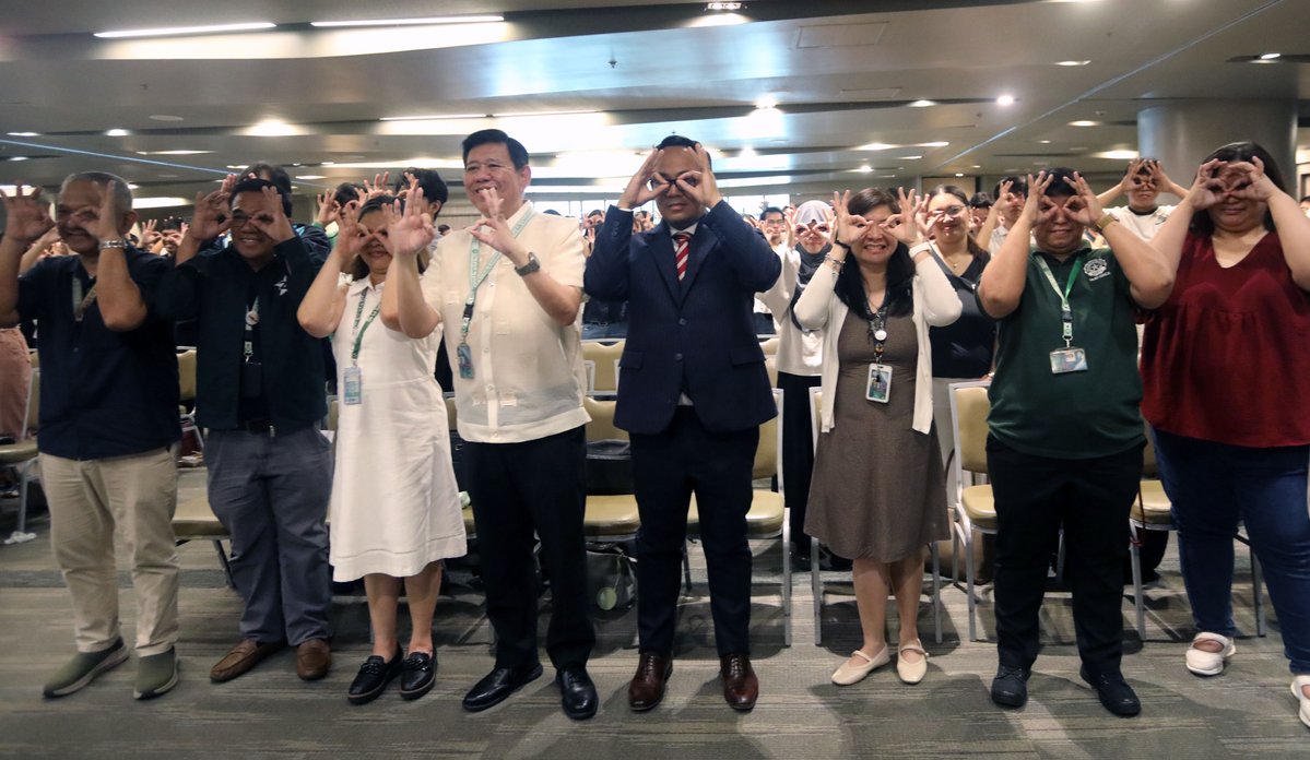 PhilstarNews's tweet photo. SAMA-SAMANG BABANTAYAN ANG SENADO

A new citizens’ monitoring network was launched Monday, June 1, to track transparency, fairness and constitutional compliance in the upcoming impeachment trial of Vice President Sara Duterte.

Called Bantay Senado, the nonpartisan group is composed of around 350 students, lawyers and civil society representatives. It plans to hold weekly town halls in schools, barangays, churches, and other community venues, alongside an online public education campaign on the impeachment proceedings.

The group was formally launched at De La Salle University in Manila.

📸 The STAR/ Edd Gumban