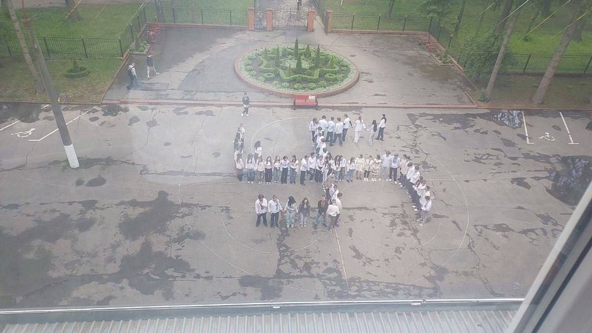EurekaNews10's tweet photo. 🇺🇦 Un colegio ucraniano en Vinnitsa ensayando formaciones con niños. https://t.co/yzgifS4q4W