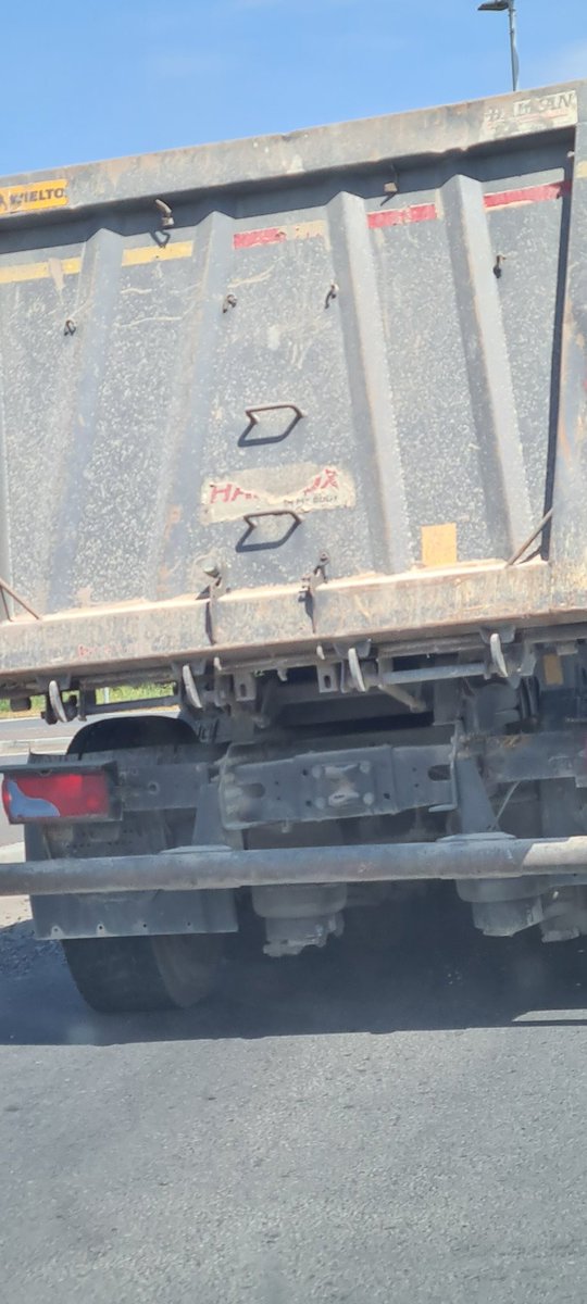 BlagicaKostic's tweet photo. Iz pravca Mionice ka Lajkovcu, na auto-put "Miloš Veliki" upravo se uključio kamion "C&amp;LC" bez zadnje registarske tablice! @policijasrbije Očigledno u pretivaru i bez zaštite tovara. Ispadne kamen, razbije vam šoferku i dok se bavite svojom mukom on je utekao! Kakva zemlja. :-( https://t.co/WcVPmN7JJm