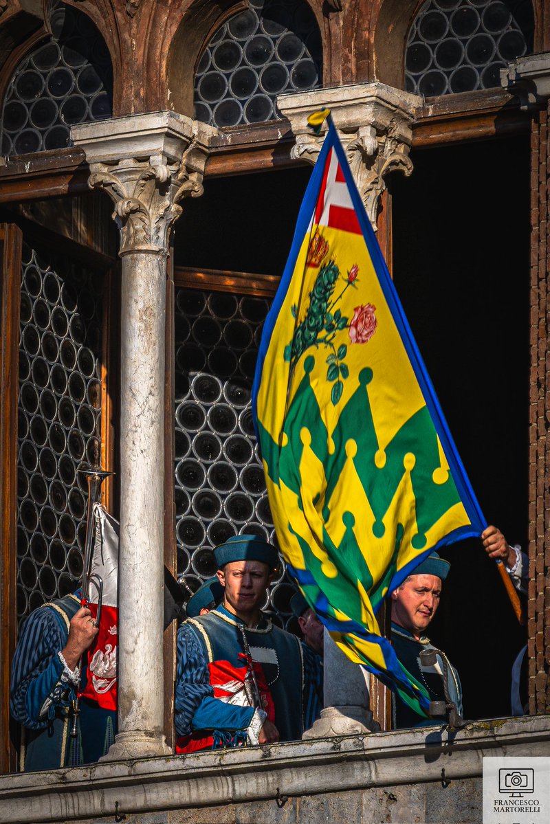 Martorelli76's tweet photo. 🐛🌹... 🟡🟢🔵... ❤️😉🥂

#photography #palio #paliodisiena #Siena #nobilcontradadelbruco https://t.co/ybtIBYGwyv