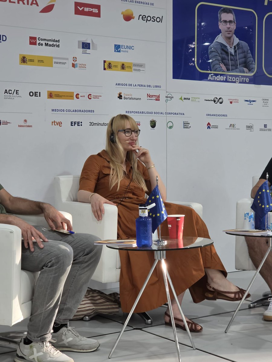PLInst_Madrid's tweet photo. “El silencio es donde se reproduce la injusticia”

📷 Así fue el encuentro “Crónica periodística europea” en la @FLMadrid 

📚@margo_rejmer  y @anderiza dialogaron sobre no ficción, #periodismo narrativo y sus dilemas éticos, moderados por Emilio Sánchez Mediavilla @librosdelko https://t.co/AC6iM9AbLi