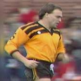 CTRLFC's tweet photo. Castleford Tigers are saddened to learn of the passing of former player and Rugby League Legend John Kear, who died on Sunday aged 71. 

Kear was a Castleford lad, born on Wheldon Road, he would go on to spend a decade in hometown black and amber after making his debut for the club against St Helens at Knowsley Road on 1st October 1978. 

Part of the 1986 Challenge Cup winning squad as Mal Reilly's assistant, John made 133 first team appearances for the club, turning down other offers numerous times to stay loyal to his hometown. A true one club man. 

After making his final appearance in September 1987, Kear would go on to enjoy a glittering coaching career, the defining moment of which saw him lead underdogs Sheffield Eagles to Cup Final glory against Wigan in 1998, as well as coaching in three Rugby League World Cups and leading Hull FC to a Challenge Cup over Leeds in 2005 at Cardiff. 

Alongside his coaching duties, John was a regular in the broadcast booth, his knowledge and passion for the game shining through as a pundit and commentator. 

A popular figure throughout the sport, we would like to send our deepest and most sincere condolences to his family and friends at this very sad time. He will be sorely missed by all who knew him.