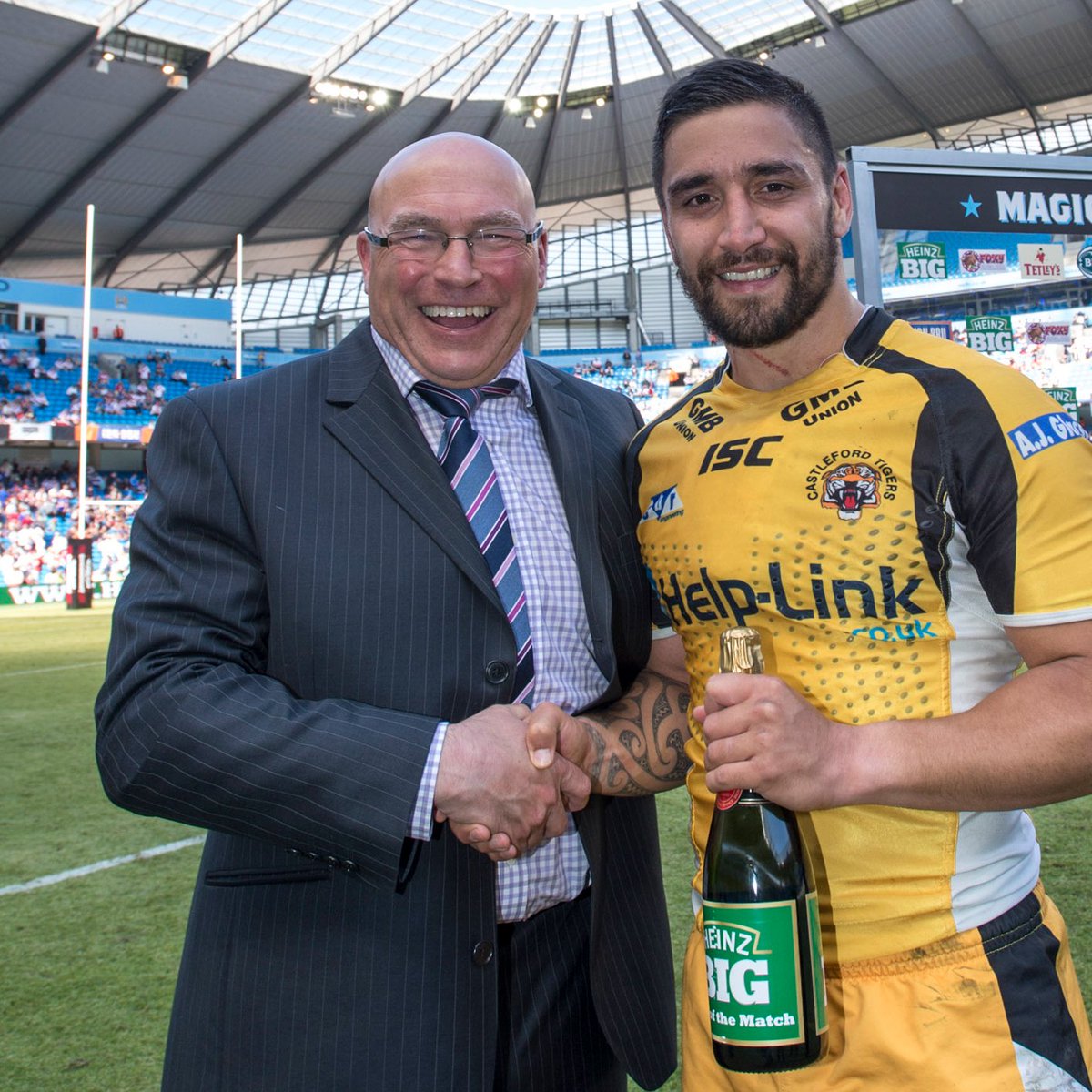 CTRLFC's tweet photo. Castleford Tigers are saddened to learn of the passing of former player and Rugby League Legend John Kear, who died on Sunday aged 71. 

Kear was a Castleford lad, born on Wheldon Road, he would go on to spend a decade in hometown black and amber after making his debut for the club against St Helens at Knowsley Road on 1st October 1978. 

Part of the 1986 Challenge Cup winning squad as Mal Reilly's assistant, John made 133 first team appearances for the club, turning down other offers numerous times to stay loyal to his hometown. A true one club man. 

After making his final appearance in September 1987, Kear would go on to enjoy a glittering coaching career, the defining moment of which saw him lead underdogs Sheffield Eagles to Cup Final glory against Wigan in 1998, as well as coaching in three Rugby League World Cups and leading Hull FC to a Challenge Cup over Leeds in 2005 at Cardiff. 

Alongside his coaching duties, John was a regular in the broadcast booth, his knowledge and passion for the game shining through as a pundit and commentator. 

A popular figure throughout the sport, we would like to send our deepest and most sincere condolences to his family and friends at this very sad time. He will be sorely missed by all who knew him.