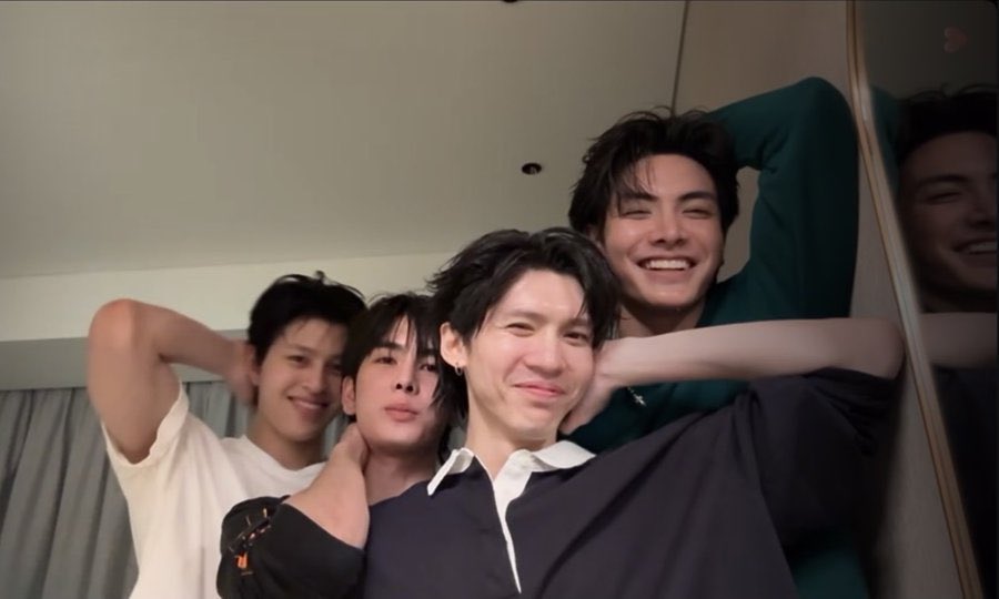 sukumudom's tweet photo. Jadi fansnya jasper itu bener bener harus nikmatin moment banget pas mereka lagi banyak update, karna mereka bakal update barengan lagi kalo ga pas schedule barengan atau ga lagi pacaran 😭😭😭😭 https://t.co/KY0EQoK2Tv