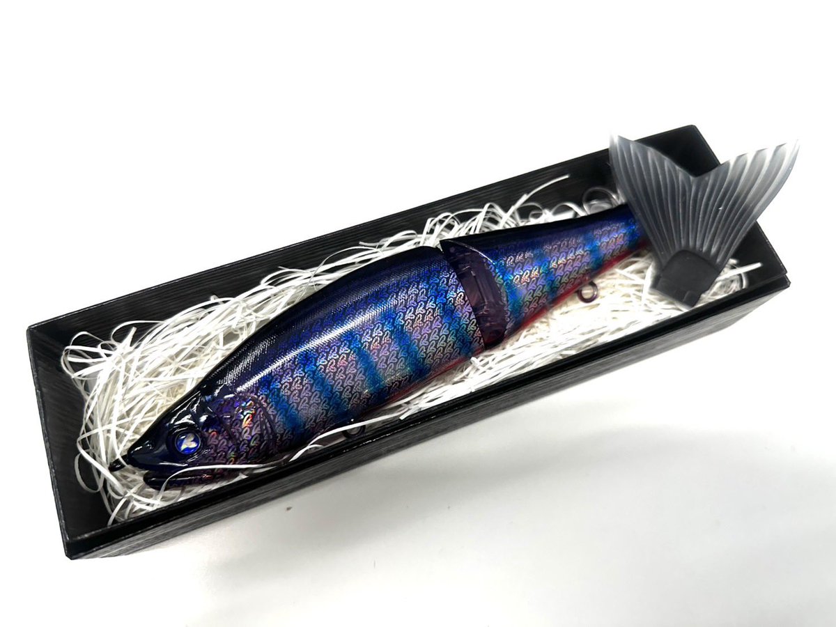 BlueBlueFishing's tweet photo. 【イベント出展情報】
縁 BIG BAIT SEABASS BATTLE 2026
日時：2026年6月7日（日）AM11:00～PM2:00
場所：島根県安来市穂日島町１４３ 中海ふれあい公園

◾️会場限定
ジョイントの可動域とテール部分がオリジナルとは異なる、BlueBlueチューニングを施したジョインテッドクロー マグナムを数量限定販売！

妖しく艶めく特別カラーに、BlueBlueらしいこだわりを詰め込んだスペシャル仕様です。

さらに当日は他の限定アイテムや物販も多数ご用意！
ここでしか手に入らないアイテムをぜひ会場でチェックしてください✨

数量限定のため売り切れの際はご了承ください。