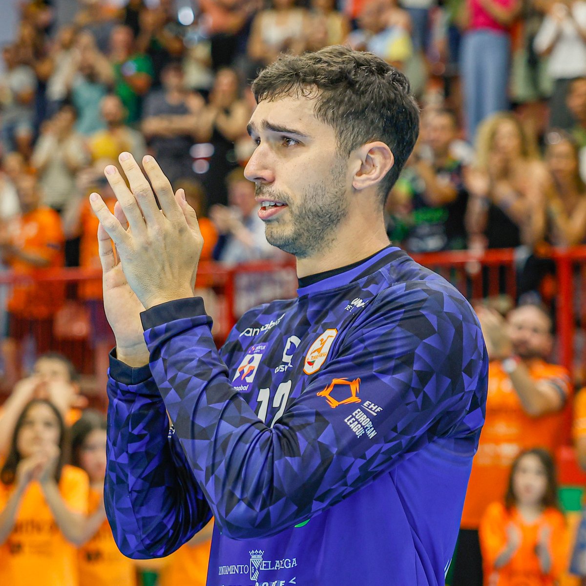 BMTorrelavega's tweet photo. 🧵 DESPEDIDAS | No cabe todo lo que sentimos en un post, pero vamos a intentarlo

🧡 GRACIAS @CCallelobo por tus paradas, pero también por ser como eres, por lo que nos has enseñado y por tu implicación en Torrelavega

🐺 Nuestro primer fichaje en @ASOBAL ya es leyenda https://t.co/8Nhuk3A7n3