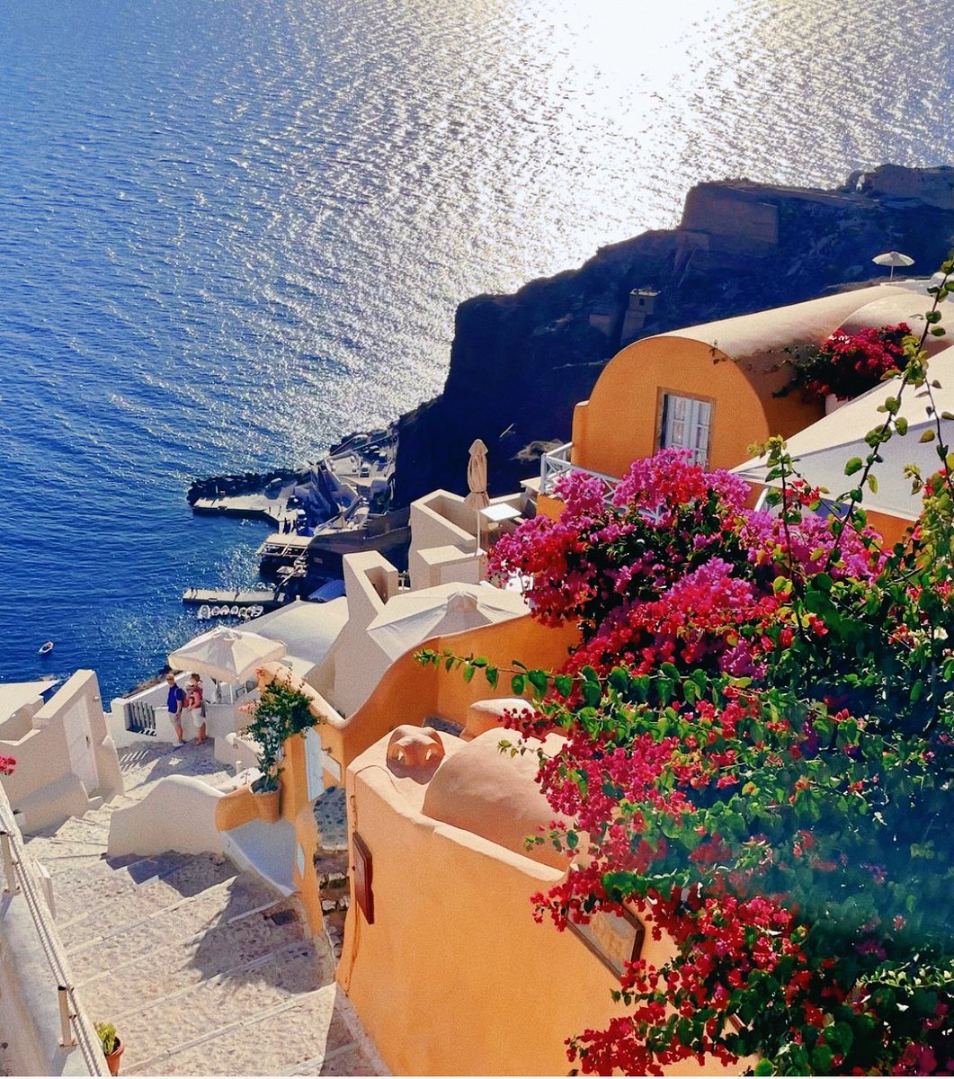 haileyreed's tweet photo. Just caught the sunset at Santorini’s white cliffside—pink skies + quiet waves = pure magic that’s stuck with me all night https://t.co/EBBjPxlF8X