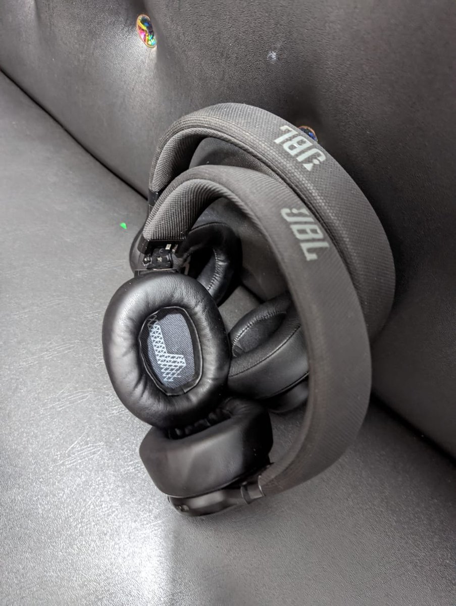 BiSDGeee's tweet photo. 🎧 JBL Headset Available!

✅ Foreign Used
✅ Clean Condition
✅ Deep Bass
✅ Premium Sound Quality

💰 ₦100,000

Nationwide Delivery Available.

📞 07026109442

#JBL #Headset #TechDeals #BisdgeeGadget #Nigeria https://t.co/JmtI2zj9jA