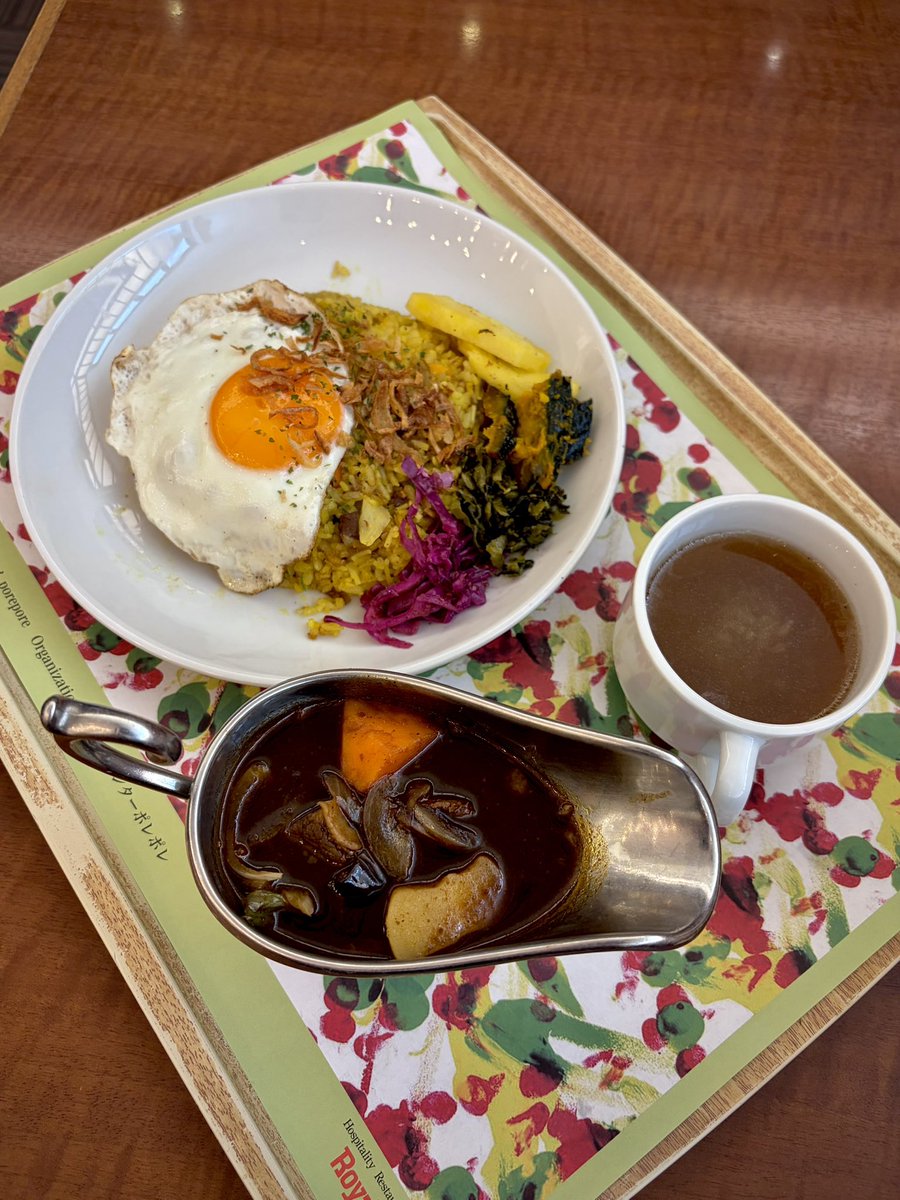 curryfield's tweet photo. カレーフェアでカシ牛とジャワ風ドライにサブジとか付くヤツ。米はジャポニカと🇵🇰バスマティのミックスで、食べてみるとジャポニカ米の一部にちゃんと火が入ってない(半生)のがちょいちょい。特に混雑時間帯でもなくこんな酷い仕上げなのは初めてでおどロイホ😱企画以前に調理体制ヤヴァくね？ https://t.co/APFfySX2Fq