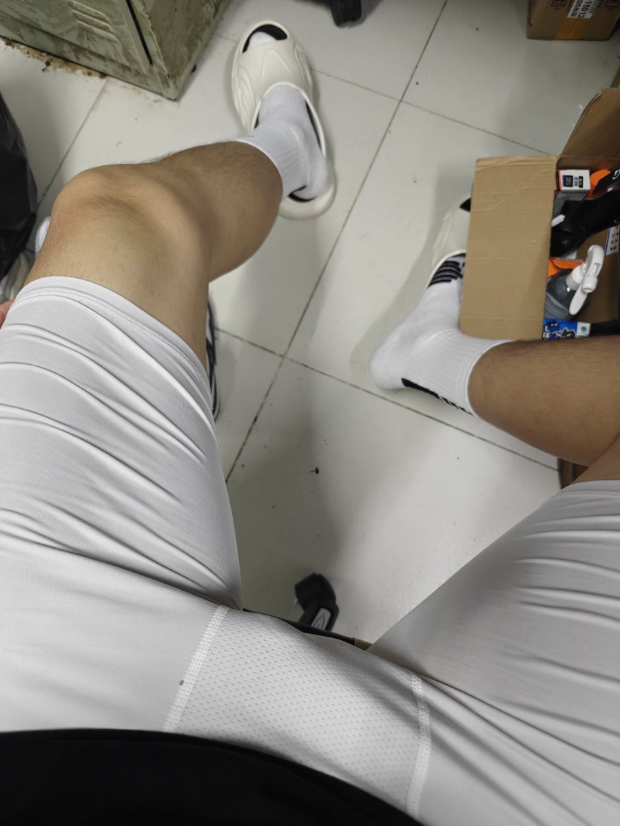 Mikep1lk's tweet photo. 听说这上面的人喜欢看脚 https://t.co/xlVhodeebp