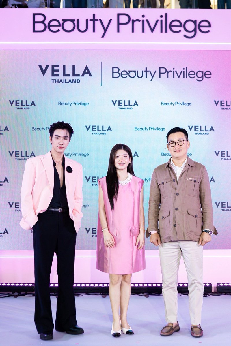 thedailybkk's tweet photo. “เพิร์ธ ธนพนธ์” ร่วมเปิดตัวอย่างยิ่งใหญ่! Beauty Privilege นำ VELLA (เวลล่า) สกินแคร์พรีเมียมจากเกาหลีบุกตลาดไทย! พร้อมส่งต่อ “สิทธิพิเศษแห่งผิวสวย” ให้ผู้บริโภคคนไทยได้สัมผัส

PERTH X VELLA SLEEPMASK
#PerthTanapon 
#KDPPE
#CoreOnePrivilegexPerth #BeautyPrivilege #VELLAThailand #VELLACoreOneCapsuleSleepMask #VELLA7DayChallenge 

บริษัท บิวตี้ พริวิเลจ จำกัด ผู้นำเข้าและจัดจำหน่ายผลิตภัณฑ์ภายใต้แบรนด์ VELLA (เวลล่า) อย่างเป็นทางการเพียงผู้เดียวในประเทศไทย จัดงาน “CORE ONE PRIVILEGE GRAND OPENING” เปิดตัวนวัตกรรมสกินแคร์พรีเมียมจากเกาหลี “VELLA Core One Capsule Sleep Mask” พร้อมเปิดประสบการณ์ดูแลผิวรูปแบบใหม่ผ่านแคมเปญ “7 Day Challenge” ที่กำลังได้รับความสนใจในกลุ่มคนรักผิวและสาย Beauty Lifestyle อย่างต่อเนื่อง
ภายในงานนำโดย คุณแอร์ - อลินท์รฎา อึ๊งกิจธนภัทร์ กรรมการบริหาร - บริษัท บิวตี้ พริวิเลจ จำกัด  พร้อมแขกรับเชิญสุดพิเศษ คุณเพิร์ธ - ธนพนธ์ ที่มาร่วมแชร์มุมมองเรื่องการดูแลตัวเองในปัจุบัน ท่ามกลางบรรยากาศสุดเอ็กซ์คลูซีฟ พร้อม Lucky Fan ทั้ง 30 ท่านที่ได้ร่วมสัมผัสประสบการณ์ครั้งแรกกับผลิตภัณฑ์ Core One Capsule Sleep Mask ระดับพรีเมียม
คุณแอร์ - อลินท์รฎา เผยถึงแนวคิดของ Beauty Privilege ว่า จุดเริ่มต้นมาจากคำว่า “สิทธิพิเศษ” ที่เชื่อว่าทุกคนควรได้รับการดูแลตัวเองด้วยผลิตภัณฑ์คุณภาพระดับพรีเมียม โดยเหตุผลที่เลือก VELLA เป็นแบรนด์แรกในการเปิดตัว เพราะแบรนด์สะท้อนความหมายของ “ความงามและความเปล่งประกาย” พร้อมปรัชญาที่ผสาน “พลังจากธรรมชาติ” เข้ากับ “เทคโนโลยีขั้นสูง” จนเกิดเป็นนวัตกรรมการดูแลผิวในรูปแบบแคปซูลที่ตอบโจทย์คนในปัจจุบัน
VELLA (เวลล่า) สกินแคร์พรีเมียมจากประเทศเกาหลี ที่มีวางจำหน่ายในหลายประเทศทั่วโลก ซึ่งมีกระแสตอบรับดีอย่างมากในประเทศญี่ปุ่น
ด้าน คุณเพิร์ธ - ธนพนธ์ ที่มาร่วมงานในฐานะแขกพิเศษของงานเปิดตัวครั้งนี้ ได้ร่วมสร้างสีสันและความสนุกผ่านกิจกรรมพิเศษภายในงานอย่างใกล้ชิด ท่ามกลางบรรยากาศสุดเอ็กซ์คลูซีฟ พร้อมร่วมสัมผัสประสบการณ์ใหม่ของการดูแลผิวกับ VELLA Core One Capsule Sleep Mask ผลิตภัณฑ์สลีปมาสก์แบบแคปซูลที่โดดเด่นด้วยความสะดวก ใช้งานง่าย และตอบโจทย์ไลฟ์สไตล์คนรุ่นใหม่ที่ต้องการการดูแลผิวแบบ Effortless Beauty
อีกหนึ่งไฮไลต์สำคัญของงานคือการเปิดตัวแคมเปญ “7 Day Challenge” ที่ชวนทุกคนพิสูจน์ผลลัพธ์ด้วยตัวเอง ผ่านนวัตกรรมแคปซูล 2 สูตร ได้แก่ Protein Capsule ที่ช่วยฟื้นฟู ซ่อมแซม และเสริมเกราะป้องกันผิวให้แข็งแรง เปรียบเสมือน “สถาปนิกของผิว” และ Vitathione Capsule ที่ช่วยรีเซ็ตความหมองคล้ำ ปลุกผิวให้ดูกระจ่างใส เปรียบเสมือน “สวิตช์ไฟแห่งผิวสวย” เพียงใช้วันละ 1 แคปซูล ต่อเนื่อง 7 วัน ก็สามารถตอบโจทย์ไลฟ์สไตล์การดูแลตัวเองของคนยุคใหม่ได้อย่างลงตัว
ปิดท้ายด้วยข้อความจากคุณแอร์ ที่กล่าวขอบคุณทุกคนที่เชื่อมั่นใน Beauty Privilege และ VELLA Thailand พร้อมเชิญชวนให้ทุกคนได้สัมผัสประสบการณ์ใหม่ของการดูแลผิว เพราะ “ผิวดี เริ่มต้นได้ง่ายกว่าที่คิด” ผ่านสิทธิพิเศษเล็ก ๆ ที่ทุกคนสามารถมอบให้ตัวเองได้ในทุกคืนก่อนนอน ผ่าน VELLA Core One Capsule Sleep Mask.
จัดเป็นอีกหนึ่งผลิตภัณฑ์สกินแคร์ล้ำสมัยจากประเทศเกาหลี ที่ถูกพัฒนาขึ้นเพื่อตอบโจทย์การดูแลผิวอย่างตรงจุด ด้วยนวัตกรรมและการวิเคราะห์ความต้องการของผิวในปัจจุบัน เพื่อมอบประสบการณ์การดูแลตัวเองในแบบ Premium Beauty Lifestyle
สัมผัสประสบการณ์ VELLA Core One Capsule Sleep Mask ได้แล้ววันนี้ หรือสอบถามข้อมูลผลิตภัณฑ์เพิ่มเติมได้ที่ LINE Official : @vellathailand
