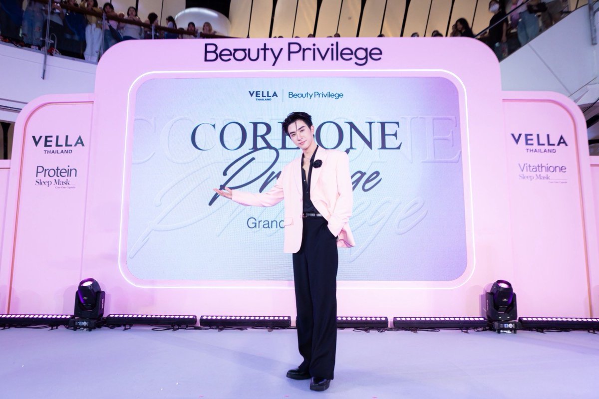 thedailybkk's tweet photo. “เพิร์ธ ธนพนธ์” ร่วมเปิดตัวอย่างยิ่งใหญ่! Beauty Privilege นำ VELLA (เวลล่า) สกินแคร์พรีเมียมจากเกาหลีบุกตลาดไทย! พร้อมส่งต่อ “สิทธิพิเศษแห่งผิวสวย” ให้ผู้บริโภคคนไทยได้สัมผัส

PERTH X VELLA SLEEPMASK
#PerthTanapon 
#KDPPE
#CoreOnePrivilegexPerth #BeautyPrivilege #VELLAThailand #VELLACoreOneCapsuleSleepMask #VELLA7DayChallenge 

บริษัท บิวตี้ พริวิเลจ จำกัด ผู้นำเข้าและจัดจำหน่ายผลิตภัณฑ์ภายใต้แบรนด์ VELLA (เวลล่า) อย่างเป็นทางการเพียงผู้เดียวในประเทศไทย จัดงาน “CORE ONE PRIVILEGE GRAND OPENING” เปิดตัวนวัตกรรมสกินแคร์พรีเมียมจากเกาหลี “VELLA Core One Capsule Sleep Mask” พร้อมเปิดประสบการณ์ดูแลผิวรูปแบบใหม่ผ่านแคมเปญ “7 Day Challenge” ที่กำลังได้รับความสนใจในกลุ่มคนรักผิวและสาย Beauty Lifestyle อย่างต่อเนื่อง
ภายในงานนำโดย คุณแอร์ - อลินท์รฎา อึ๊งกิจธนภัทร์ กรรมการบริหาร - บริษัท บิวตี้ พริวิเลจ จำกัด  พร้อมแขกรับเชิญสุดพิเศษ คุณเพิร์ธ - ธนพนธ์ ที่มาร่วมแชร์มุมมองเรื่องการดูแลตัวเองในปัจุบัน ท่ามกลางบรรยากาศสุดเอ็กซ์คลูซีฟ พร้อม Lucky Fan ทั้ง 30 ท่านที่ได้ร่วมสัมผัสประสบการณ์ครั้งแรกกับผลิตภัณฑ์ Core One Capsule Sleep Mask ระดับพรีเมียม
คุณแอร์ - อลินท์รฎา เผยถึงแนวคิดของ Beauty Privilege ว่า จุดเริ่มต้นมาจากคำว่า “สิทธิพิเศษ” ที่เชื่อว่าทุกคนควรได้รับการดูแลตัวเองด้วยผลิตภัณฑ์คุณภาพระดับพรีเมียม โดยเหตุผลที่เลือก VELLA เป็นแบรนด์แรกในการเปิดตัว เพราะแบรนด์สะท้อนความหมายของ “ความงามและความเปล่งประกาย” พร้อมปรัชญาที่ผสาน “พลังจากธรรมชาติ” เข้ากับ “เทคโนโลยีขั้นสูง” จนเกิดเป็นนวัตกรรมการดูแลผิวในรูปแบบแคปซูลที่ตอบโจทย์คนในปัจจุบัน
VELLA (เวลล่า) สกินแคร์พรีเมียมจากประเทศเกาหลี ที่มีวางจำหน่ายในหลายประเทศทั่วโลก ซึ่งมีกระแสตอบรับดีอย่างมากในประเทศญี่ปุ่น
ด้าน คุณเพิร์ธ - ธนพนธ์ ที่มาร่วมงานในฐานะแขกพิเศษของงานเปิดตัวครั้งนี้ ได้ร่วมสร้างสีสันและความสนุกผ่านกิจกรรมพิเศษภายในงานอย่างใกล้ชิด ท่ามกลางบรรยากาศสุดเอ็กซ์คลูซีฟ พร้อมร่วมสัมผัสประสบการณ์ใหม่ของการดูแลผิวกับ VELLA Core One Capsule Sleep Mask ผลิตภัณฑ์สลีปมาสก์แบบแคปซูลที่โดดเด่นด้วยความสะดวก ใช้งานง่าย และตอบโจทย์ไลฟ์สไตล์คนรุ่นใหม่ที่ต้องการการดูแลผิวแบบ Effortless Beauty
อีกหนึ่งไฮไลต์สำคัญของงานคือการเปิดตัวแคมเปญ “7 Day Challenge” ที่ชวนทุกคนพิสูจน์ผลลัพธ์ด้วยตัวเอง ผ่านนวัตกรรมแคปซูล 2 สูตร ได้แก่ Protein Capsule ที่ช่วยฟื้นฟู ซ่อมแซม และเสริมเกราะป้องกันผิวให้แข็งแรง เปรียบเสมือน “สถาปนิกของผิว” และ Vitathione Capsule ที่ช่วยรีเซ็ตความหมองคล้ำ ปลุกผิวให้ดูกระจ่างใส เปรียบเสมือน “สวิตช์ไฟแห่งผิวสวย” เพียงใช้วันละ 1 แคปซูล ต่อเนื่อง 7 วัน ก็สามารถตอบโจทย์ไลฟ์สไตล์การดูแลตัวเองของคนยุคใหม่ได้อย่างลงตัว
ปิดท้ายด้วยข้อความจากคุณแอร์ ที่กล่าวขอบคุณทุกคนที่เชื่อมั่นใน Beauty Privilege และ VELLA Thailand พร้อมเชิญชวนให้ทุกคนได้สัมผัสประสบการณ์ใหม่ของการดูแลผิว เพราะ “ผิวดี เริ่มต้นได้ง่ายกว่าที่คิด” ผ่านสิทธิพิเศษเล็ก ๆ ที่ทุกคนสามารถมอบให้ตัวเองได้ในทุกคืนก่อนนอน ผ่าน VELLA Core One Capsule Sleep Mask.
จัดเป็นอีกหนึ่งผลิตภัณฑ์สกินแคร์ล้ำสมัยจากประเทศเกาหลี ที่ถูกพัฒนาขึ้นเพื่อตอบโจทย์การดูแลผิวอย่างตรงจุด ด้วยนวัตกรรมและการวิเคราะห์ความต้องการของผิวในปัจจุบัน เพื่อมอบประสบการณ์การดูแลตัวเองในแบบ Premium Beauty Lifestyle
สัมผัสประสบการณ์ VELLA Core One Capsule Sleep Mask ได้แล้ววันนี้ หรือสอบถามข้อมูลผลิตภัณฑ์เพิ่มเติมได้ที่ LINE Official : @vellathailand