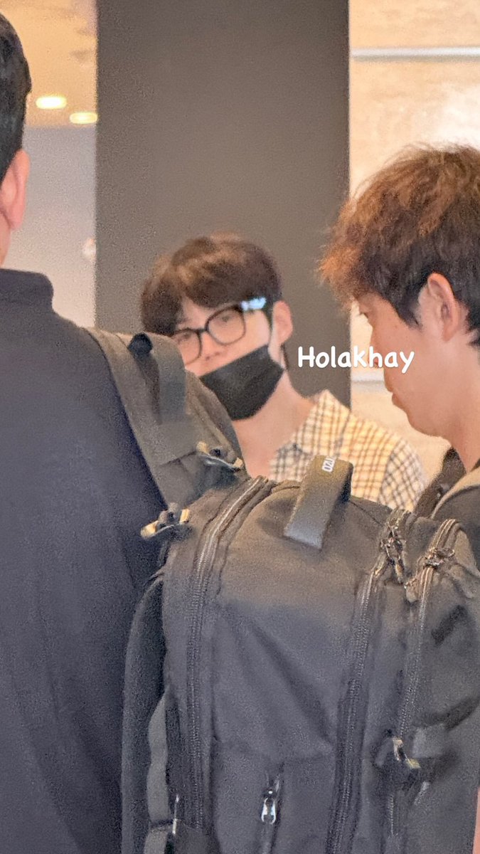seon__holic's tweet photo. OP met Kim Seonho at NAIA International Airport 

“Since I was also heading back to Taiwan, I happened to run into Kim Seon-ho at the airport. 🫪
He even waved at me.
But the footage is really shaky.”

Have a safe flight, Seonho 🩵🇵🇭🇰🇷

#KimSeonho #김선호 https://t.co/NlJALt4bgS
