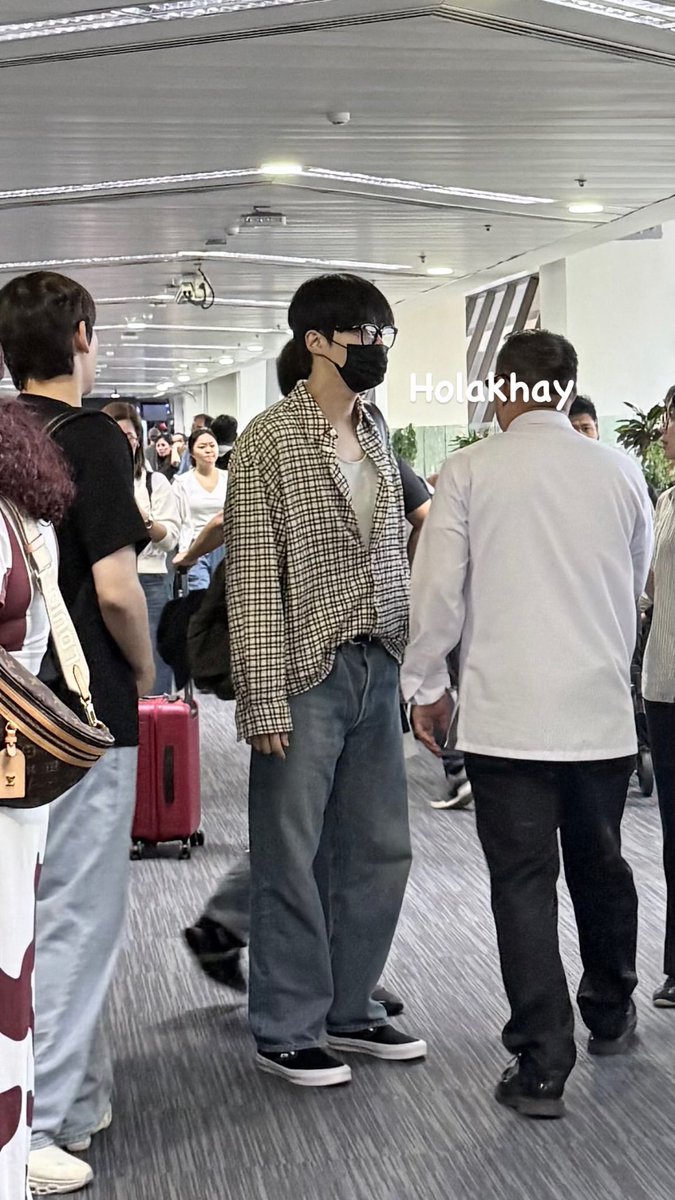 seon__holic's tweet photo. OP met Kim Seonho at NAIA International Airport 

“Since I was also heading back to Taiwan, I happened to run into Kim Seon-ho at the airport. 🫪
He even waved at me.
But the footage is really shaky.”

Have a safe flight, Seonho 🩵🇵🇭🇰🇷

#KimSeonho #김선호 https://t.co/NlJALt4bgS