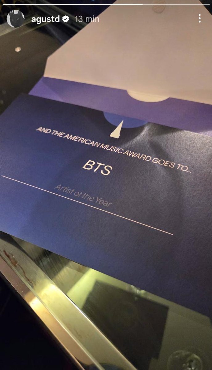 Purplegoalsbr's tweet photo. ⟭⟬⃝💜⁷| *#IG — Suga no story*

> Ele compartilhou uma foto com o envelope da categoria ARTIST OF THE YEAR do American Music Awards 2026.

🔗: https://t.co/vmdLTLzRdh

◉ Não retire os créditos彡
⟭⟬⃝💜⁷| *Purple Goals | ARMY BRⒸ*
https://t.co/ZqYnIGeETq https://t.co/8kom7k7p2l