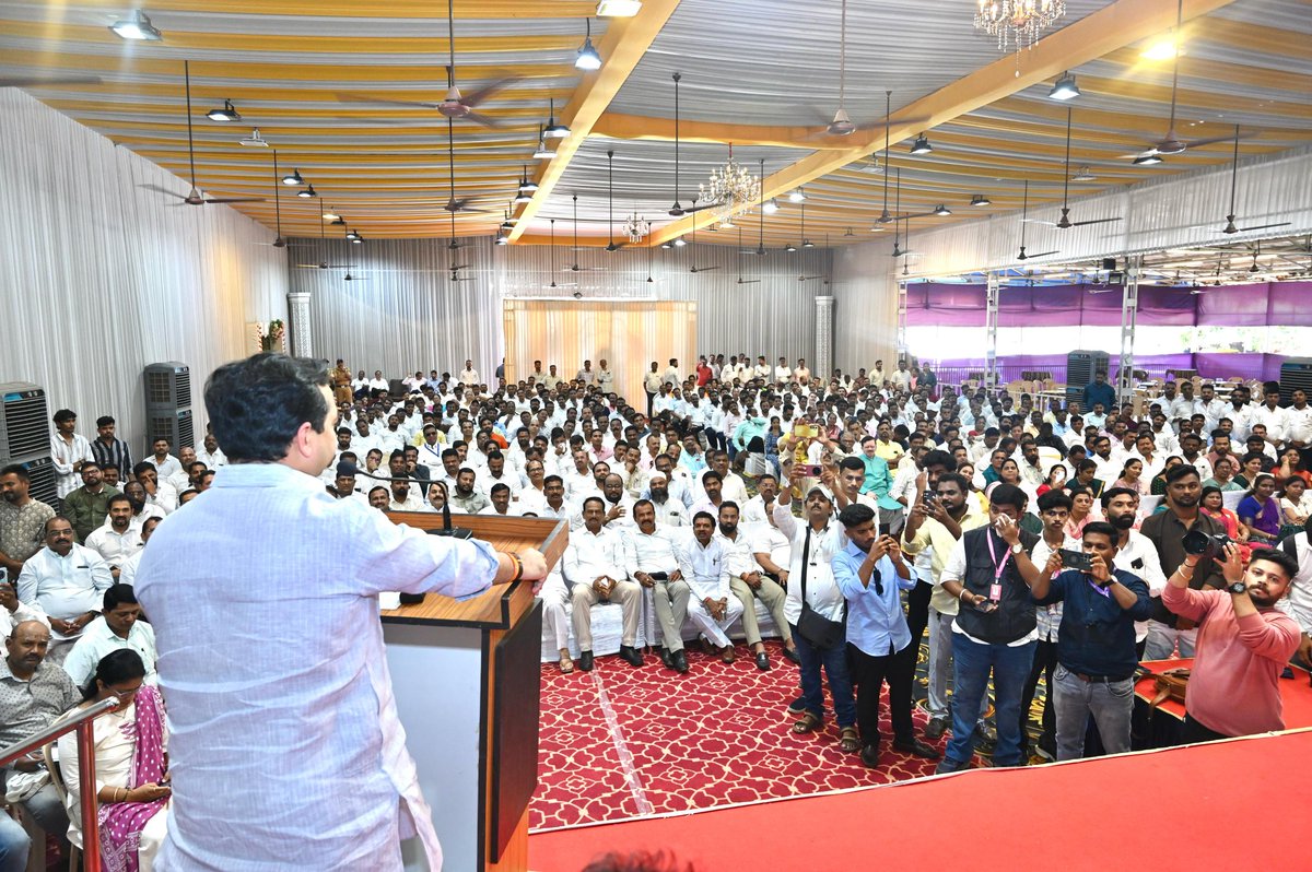NiteshNRane's tweet photo. कोकण स्थानिक स्वराज्य संस्था विधानपरिषद निवडणुकीसाठी महायुतीचे उमेदवार श्री. अनिकेत तटकरे यांनी आज रत्नागिरी येथे आपला उमेदवारी अर्ज दाखल ��ेला. याप्रसंगी उपस्थित राहून त्यांना शुभेच्छा दिल्या. 

कोकण विधानपरिषद निवडणुकीसाठी अनिकेत तटकरे हे अत्यंत योग्य उमेदवार असून त्यांनी यापूर्वी आमदार म्हणून केलेले काम उल्लेखनीय राहिले आहे. भविष्यातही ते अधिक प्रभावीपणे काम करतील. ही निवडणूक महायुती म्हणून एकदिलाने लढवणार आहे. आजचे महायुतीचे व्यासपीठ पाहून निवडणुकीची आवश्यकता भासू नये, अशी परिस्थिती आहे. २२ जून रोज��� होणाऱ्या निकालात भाजपचा सिंहाचा वाटा असेल, असा विश्वास यावेळी व्यक्त केला.

यावेळी खासदार सुनीलजी तटकरे, मंत्री उदयजी सामंत, मंत्री आदिती तटकरे, आमदार दीपक केसरकर, आमदार निरंजन डावखरे, आमदार प्रमोद जठार, आमदार शेखर निकम, आमदार प्रशांत ठाकूर, आमदार महेंद्र थोरवे, रायगड जिल्हा परिषदेचे अध्यक्ष मंगेश वाकडीकर, भाजपा सिंधुदुर्ग जिल्हाध्यक्ष प्रभाकर सावंत, भाजपा दक्षिण रत्नागिरी जिल्हाध्���क्ष प्रशांत यादव यांसह महायुतीचे प्रमुख पदाधिकारी व कार्यकर्ते उपस्थित होते.

@BJP4Maharashtra @Dev_Fadnavis @RaviDadaChavan @SunilTatkare @ATatkare @samant_uday @iAditiTatkare