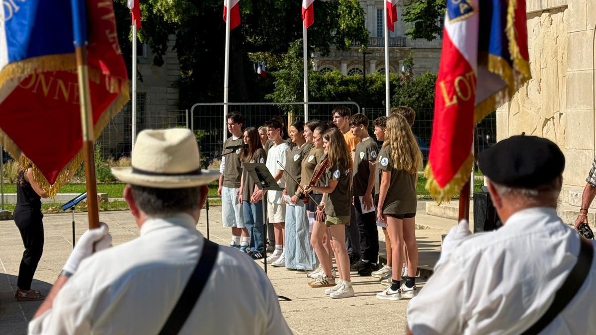 Prefet47's tweet photo. #Hommage | 🇫🇷  Le mercredi 27 mai, Bruno André, préfet de Lot-et-Garonne a présidé la cérémonie commémorative dans le cadre de la journée nationale de la Résistance au monument aux morts Parc Fallières à Agen.

« Ils étaient instituteurs, cheminots, agriculteurs, religieux, ouvriers, étudiants, employés des postes ; des agentes de liaison qui portaient des messages dans leurs cabas, des familles qui cachaient un enfant juif derrière une cloison. Aujourd’hui, nous rendons hommage à ces femmes et ces hommes morts pour la France, et pour quelque chose de plus grand qu’elle encore : pour l’honneur de l’humanité. » 🕊️