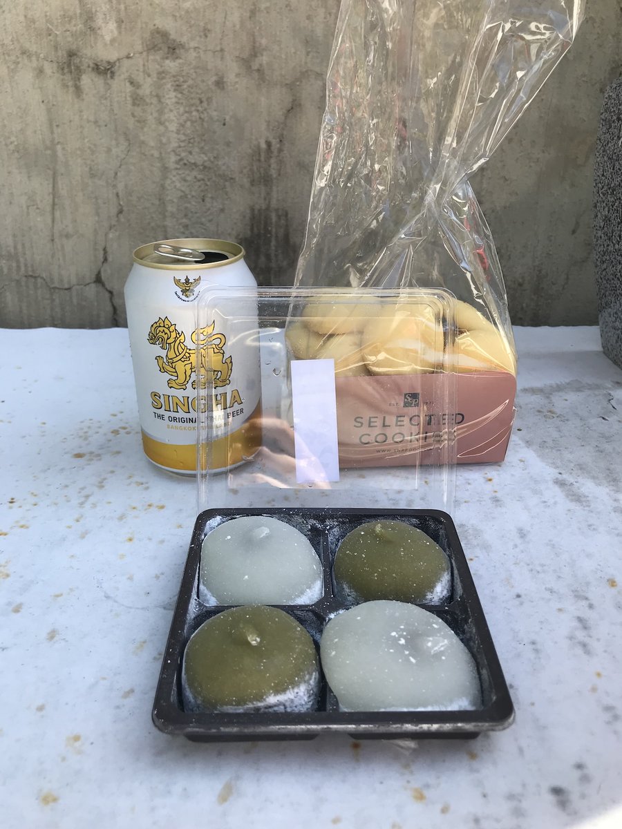 fandee's tweet photo. 戦場にかける橋...の近くに立つ日本軍慰霊塔
タイ・カンチャナブリーを訪れるたび、ここに立ち寄り日本のお菓子やビールをお供えする。最初は戦後に有志が建てたものだと思っていたが、実は戦争中に日本軍が「全ての泰緬鉄道犠牲者」を弔うために建立したものだと知った。

泰緬鉄道建設での捕虜や強制労働の扱いは、確かに日本軍の負の遺産だ。それを踏まえても、日本兵も約1000人が工事中に命を落とした。彼らの多くは徴兵された若者で、こんな異郷で死にたくなどなかったはずだ。

戦後、映画「戦場にかける橋」の影響で橋周辺は捕虜犠牲者を悼む観光地として有名になり、日本軍慰霊塔は荒れ果てて放置されたという。それを今の姿に復興させたのは在タイ日本人会だと知った。カンチャナブリーに行く機会があれば、ぜひ立ち寄ってほしい。線香は管理者に言えばもらえます。

泰緬鉄道建設死者数
連合軍捕虜：約12,000〜13,000人
東南アジア人（労務者）：4万〜10万人以上
日本人（日本兵）：約900〜1,000人